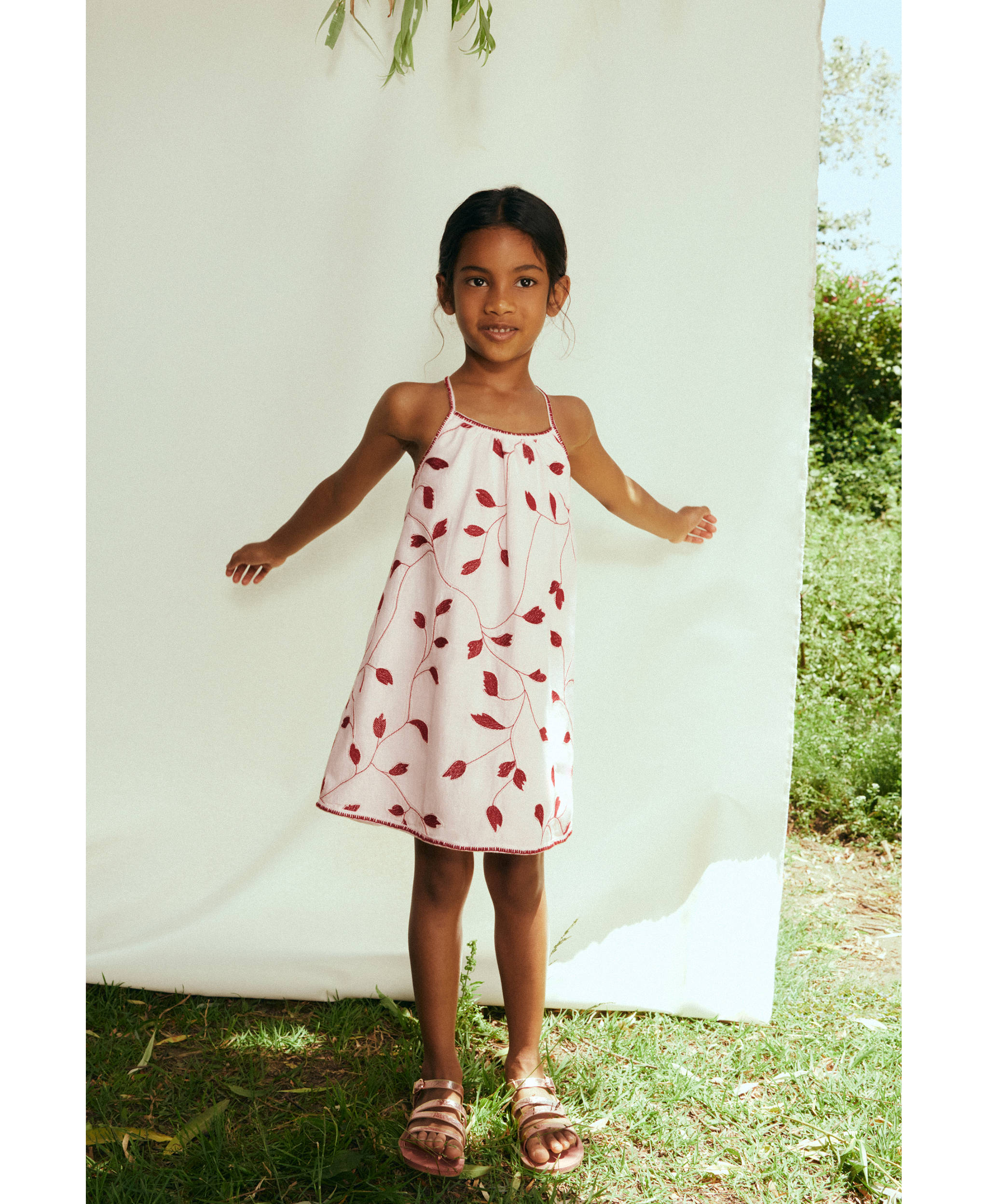 Kleid mit floraler Stickerei - Allgemeine Ansicht