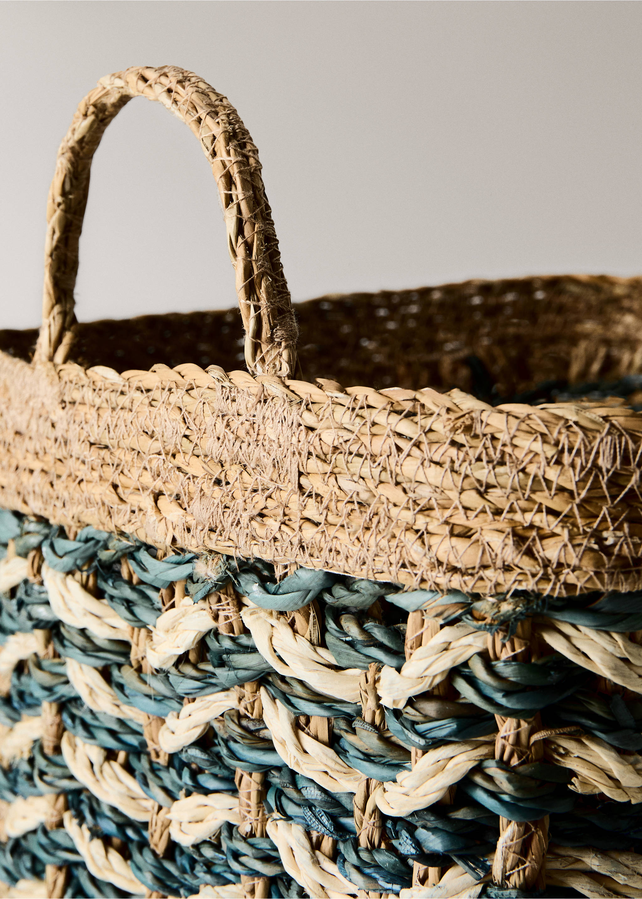 Medium braided border basket - Details of the article 1, Blue. Ref: 37061445-00.