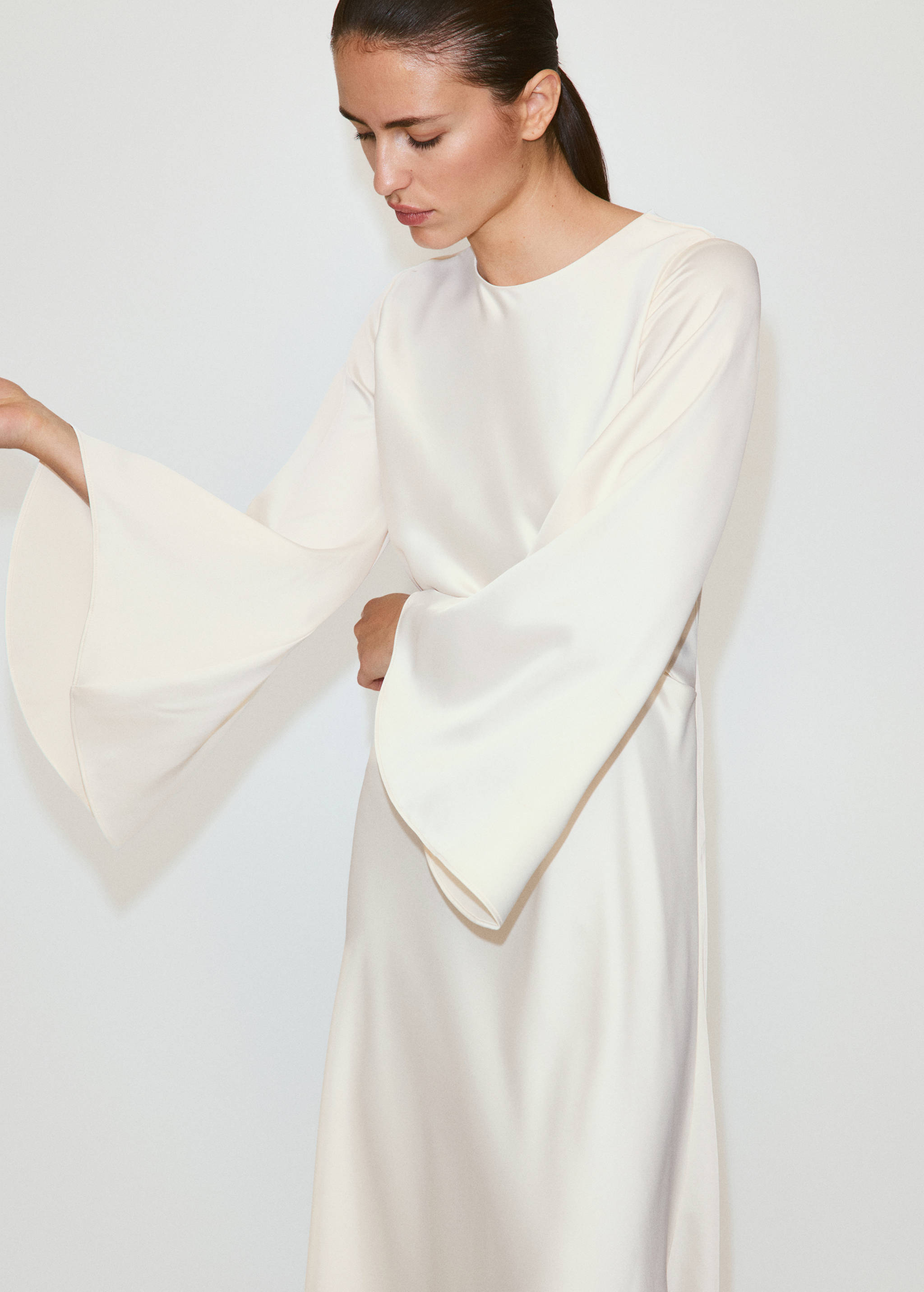 Robe satinée froncée - Plan moyen