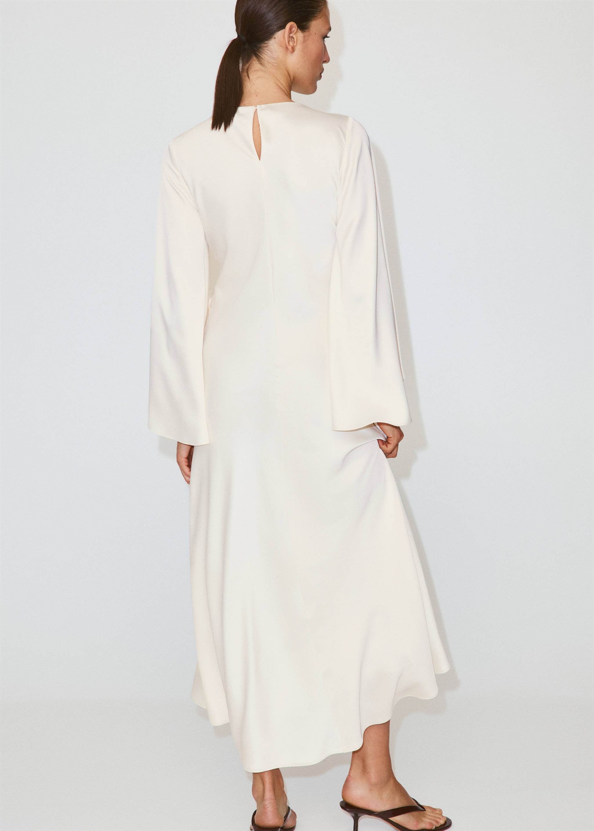 Robe satinée froncée - Verso de l’article