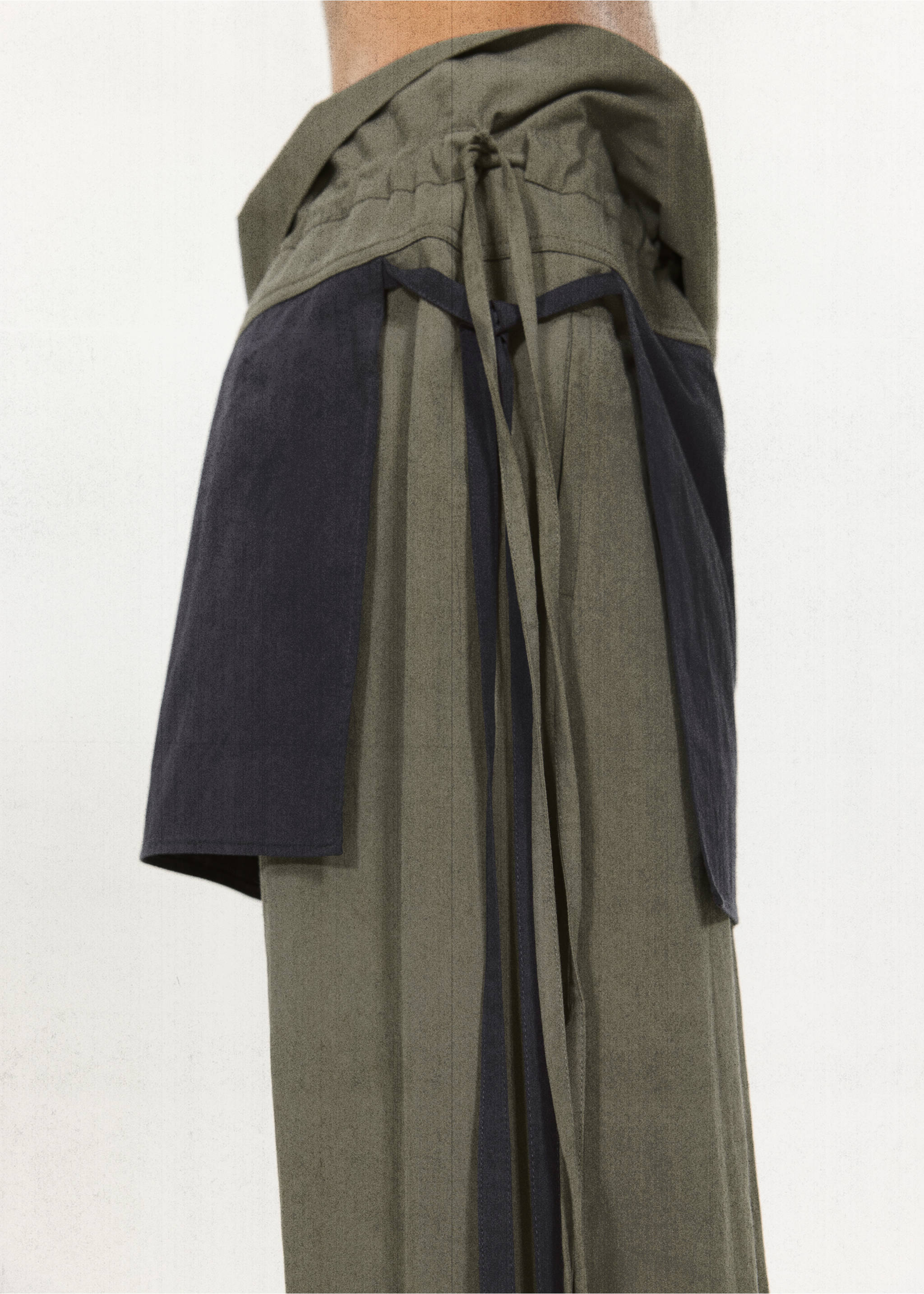 Straight-leg contrast trousers - Details of the article 3, Grey. Ref: 37061451-00.