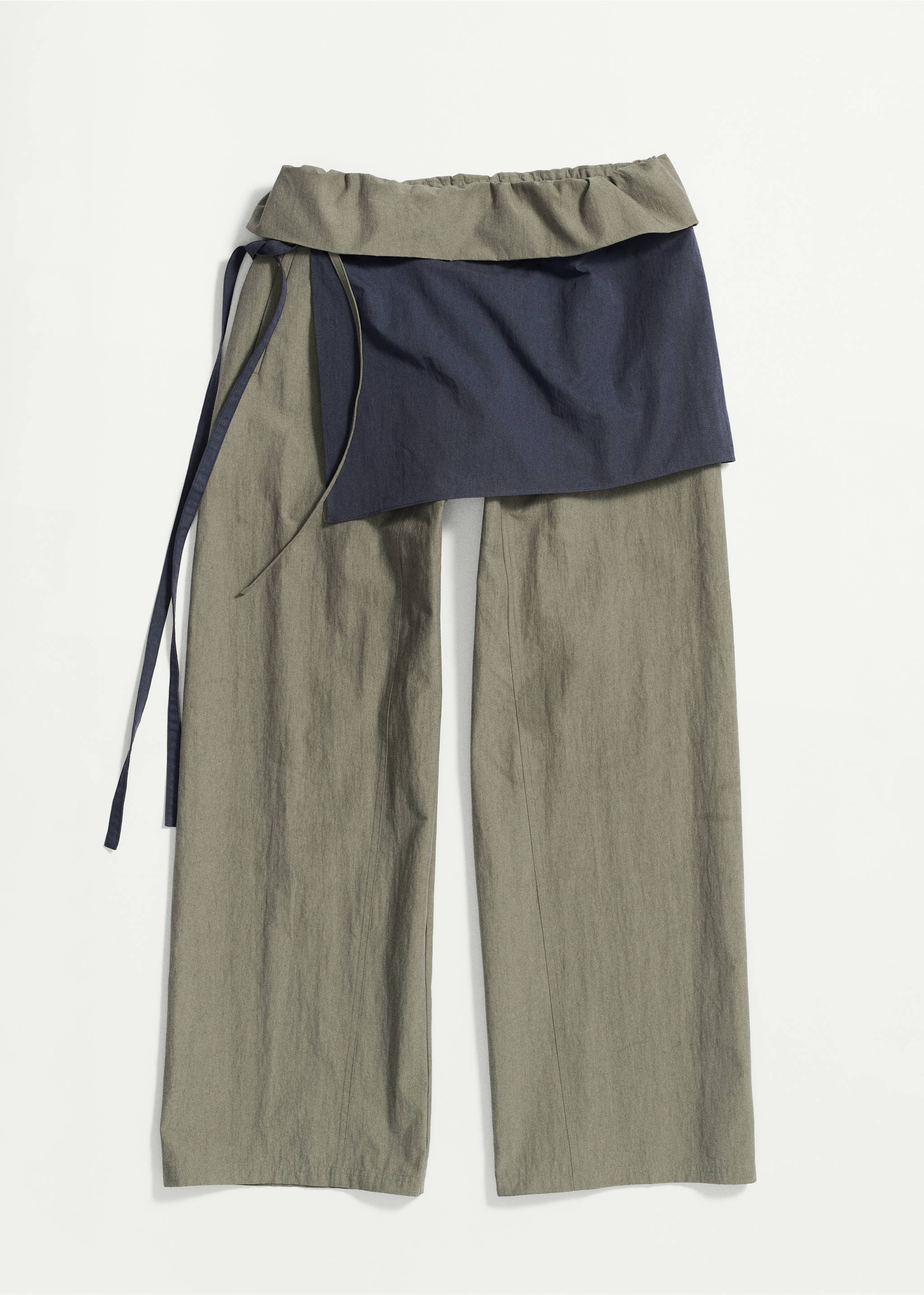 Pantalón superposición lazada - Plano medio, Gris. Ref: 37061451-01.