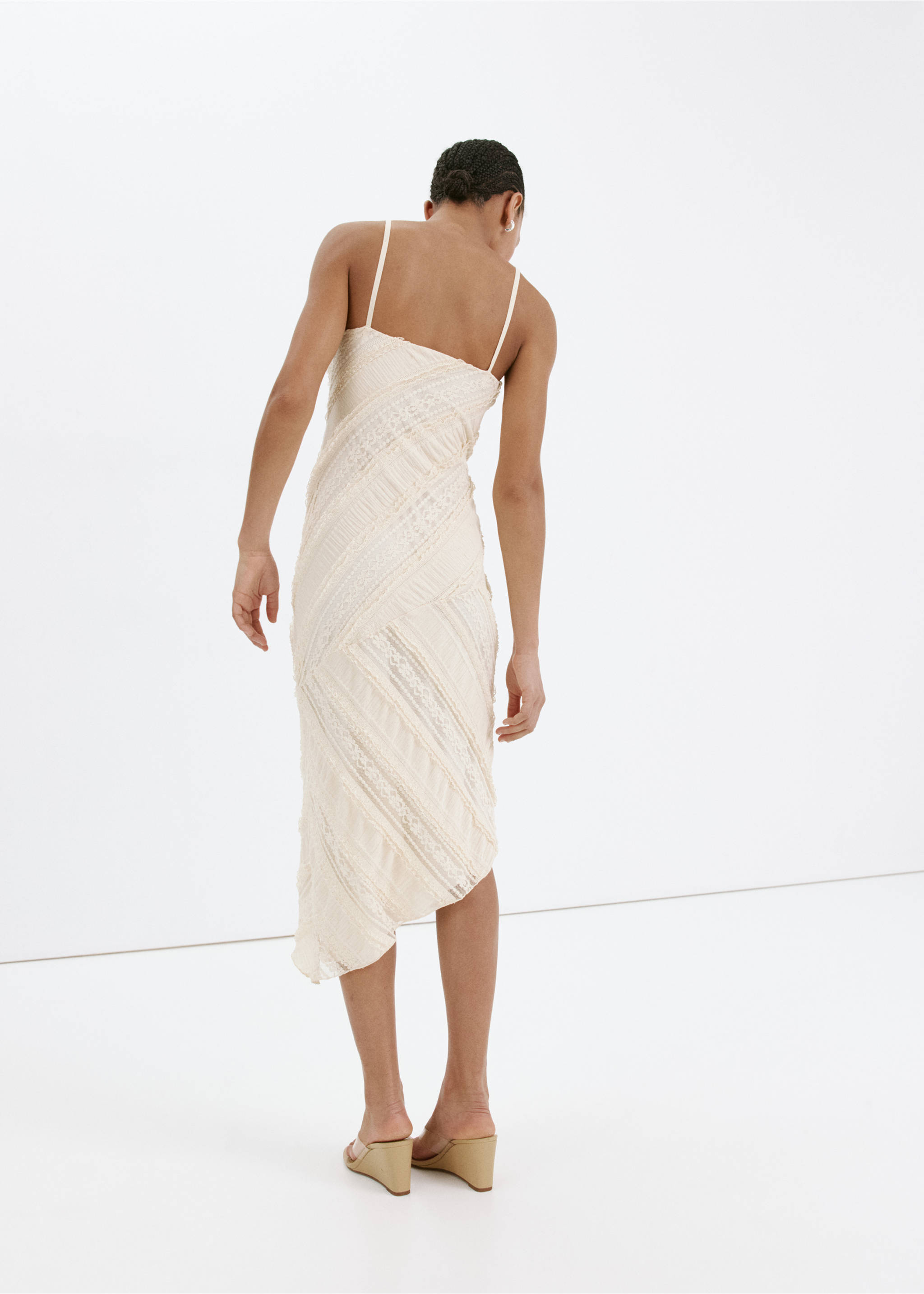 Asymmetrical lace dress - Обратная сторона изделия, Ванильный. Ref: 37061466-00.