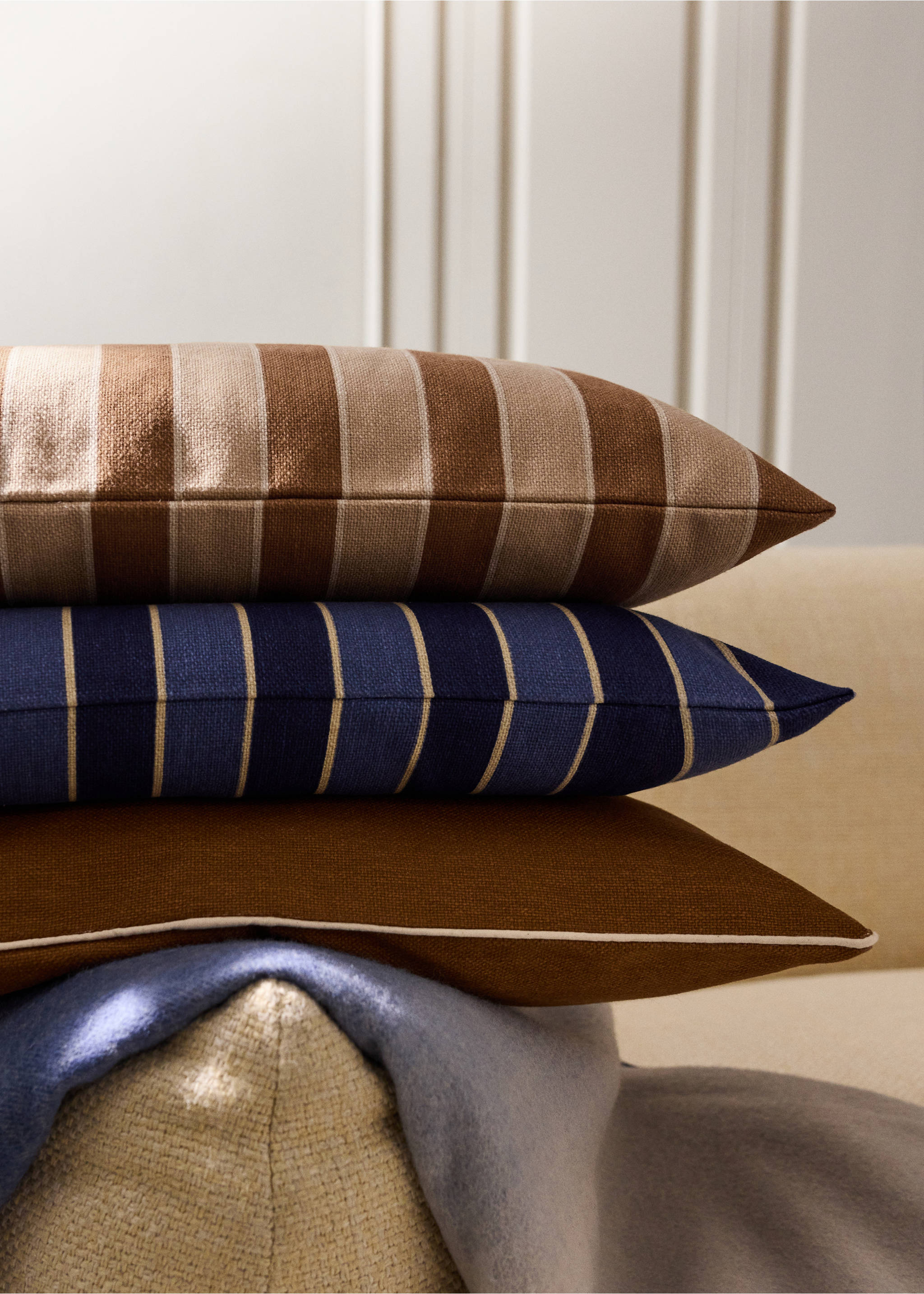 Cotton cushion cover with printed stripes 30x50 cm - General plane, Ochre. Ref: 37061467-00.