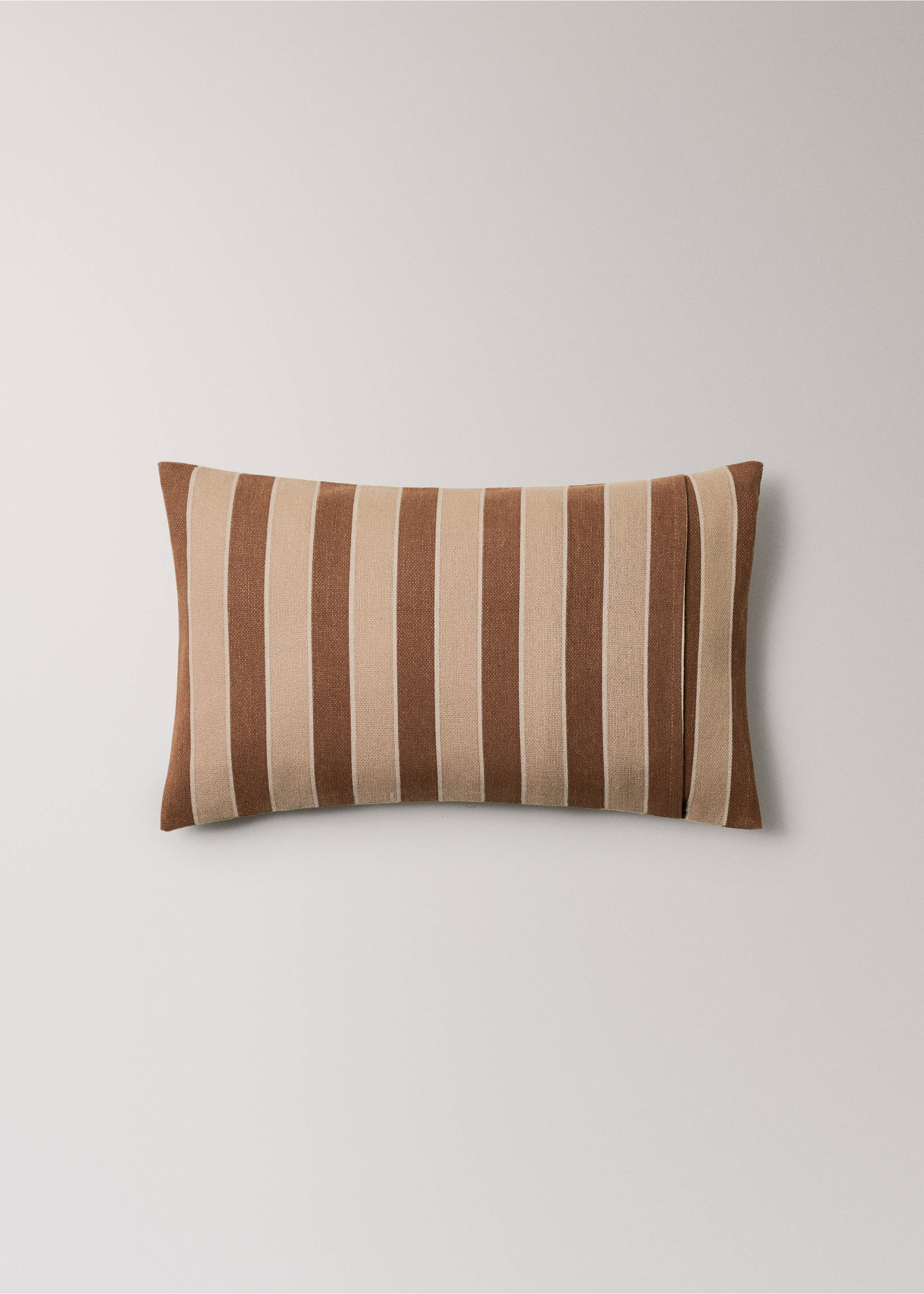 Cotton cushion cover with printed stripes 30x50 cm - Details of the article 4, Ochre. Ref: 37061467-00.