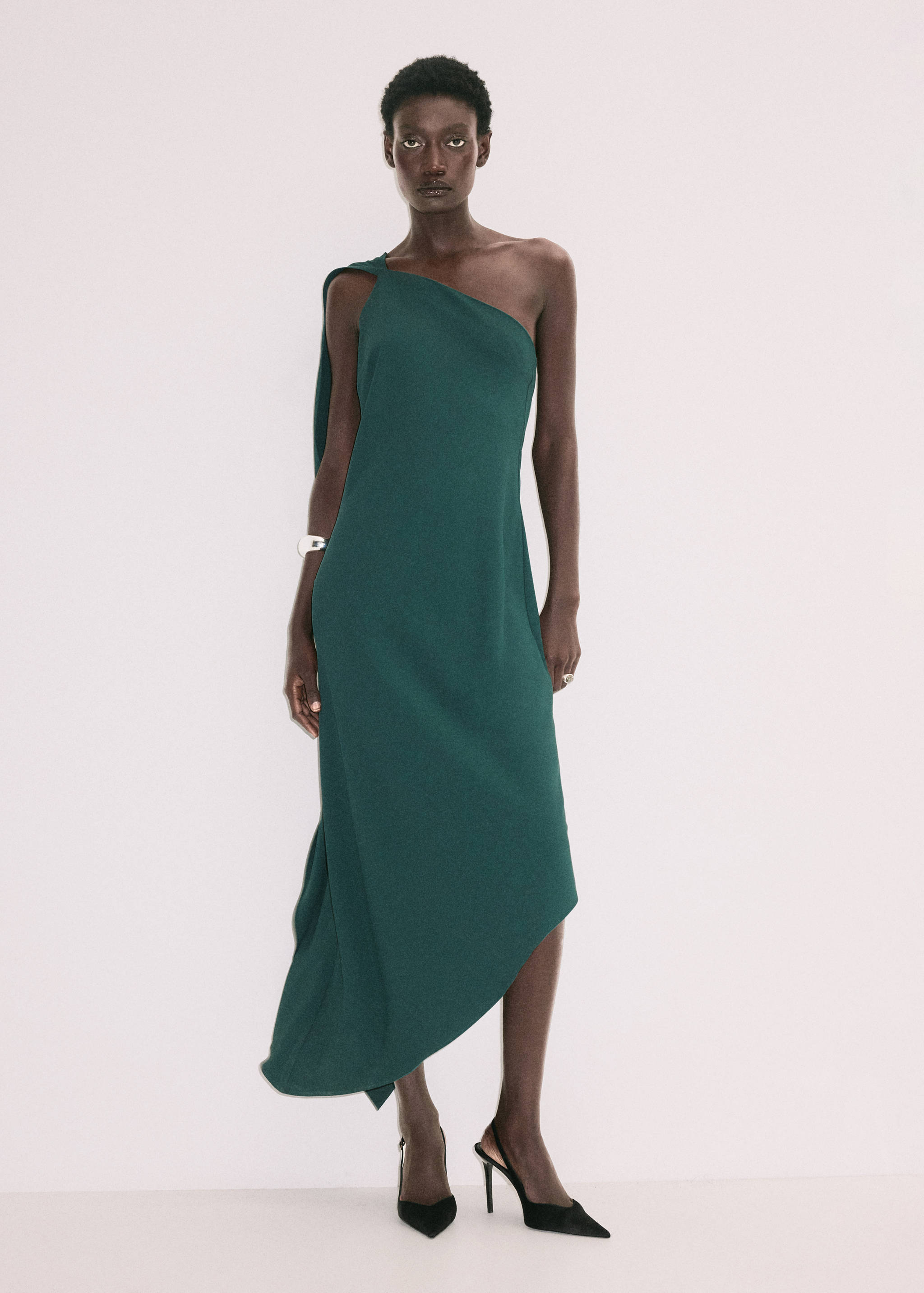 Vestido midi verde oscuro de un solo hombro con bajo asimétrico y detalle de hombro drapeado.