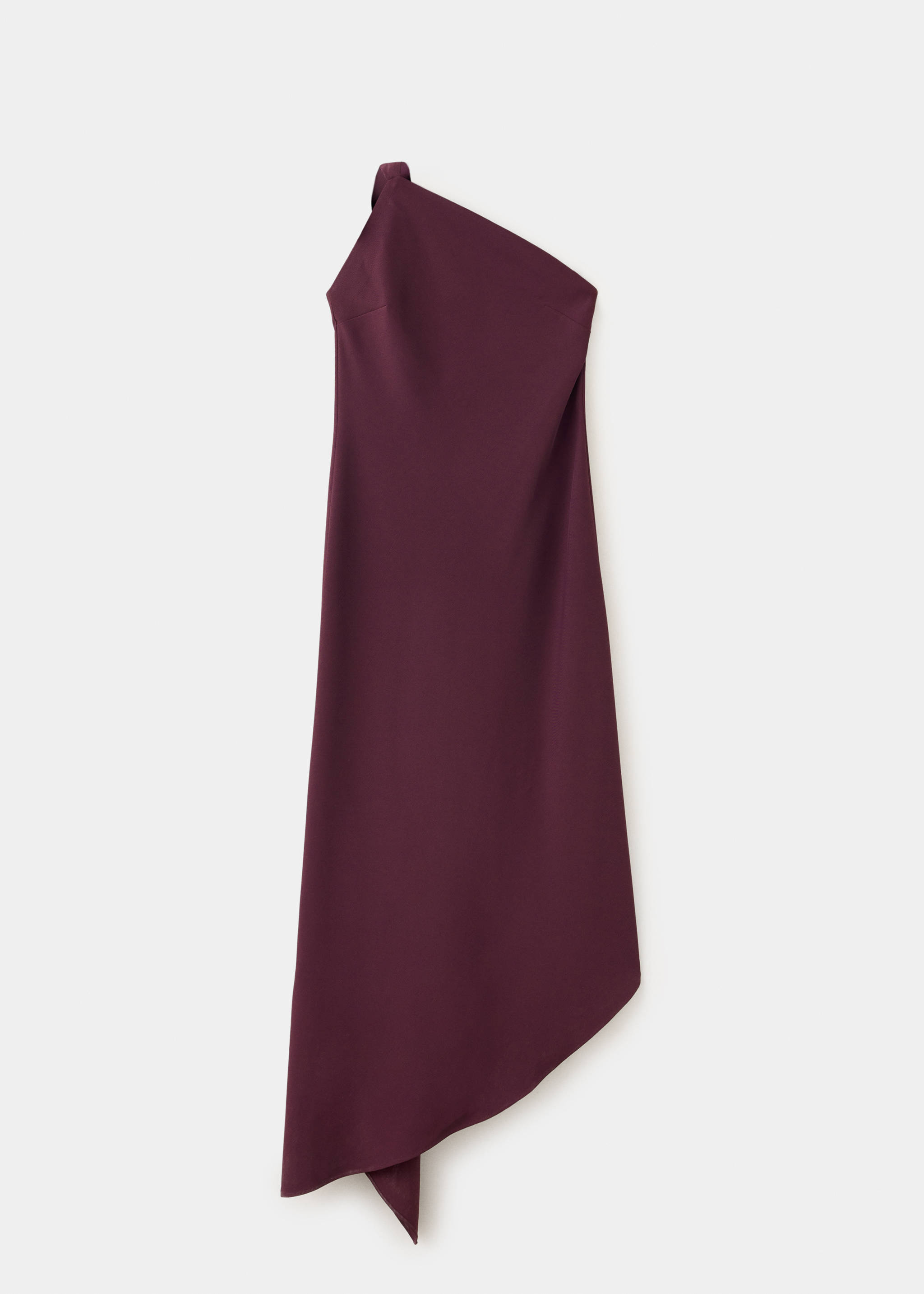 Vestido burdeos de un solo hombro con bajo asimétrico.