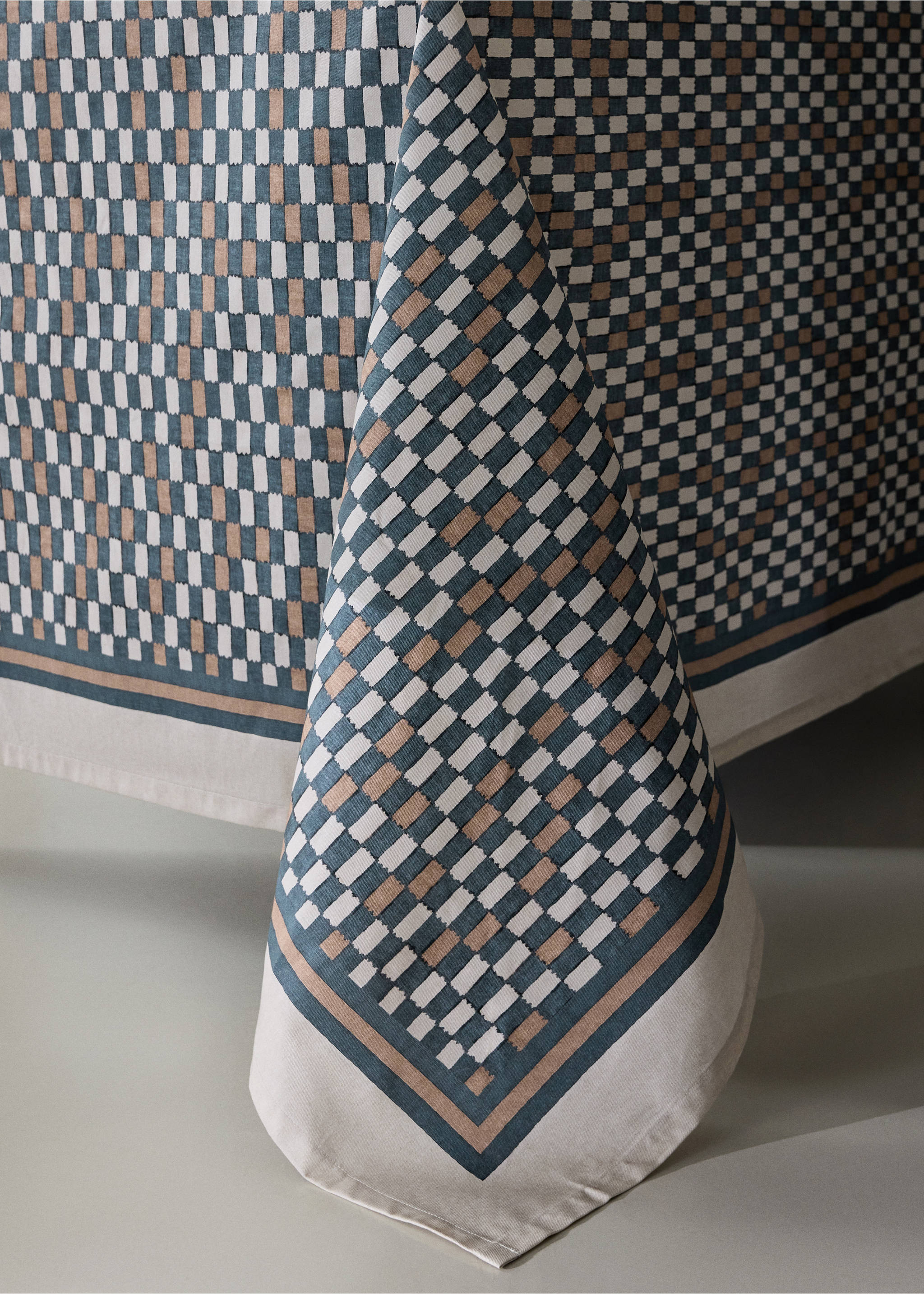 Resin-coated printed cotton tablecloth for 8 to 10 diners - Details of the article 8, Pastel Green. Ref: 37061479-00.