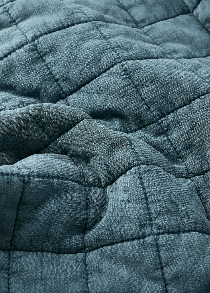 Steppdecke aus Baumwolle für Babybett mit Steppnähten und Karomuster — Preußisch Blau