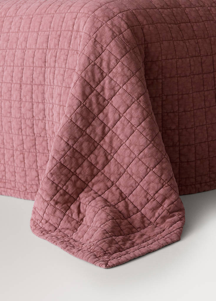 Steppdecke aus Baumwolle für Babybett mit Steppnähten und Karomuster — Korallrot