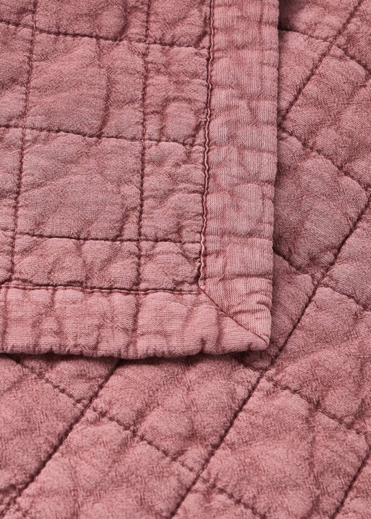 Steppdecke aus Baumwolle für Babybett mit Steppnähten und Karomuster — Korallrot