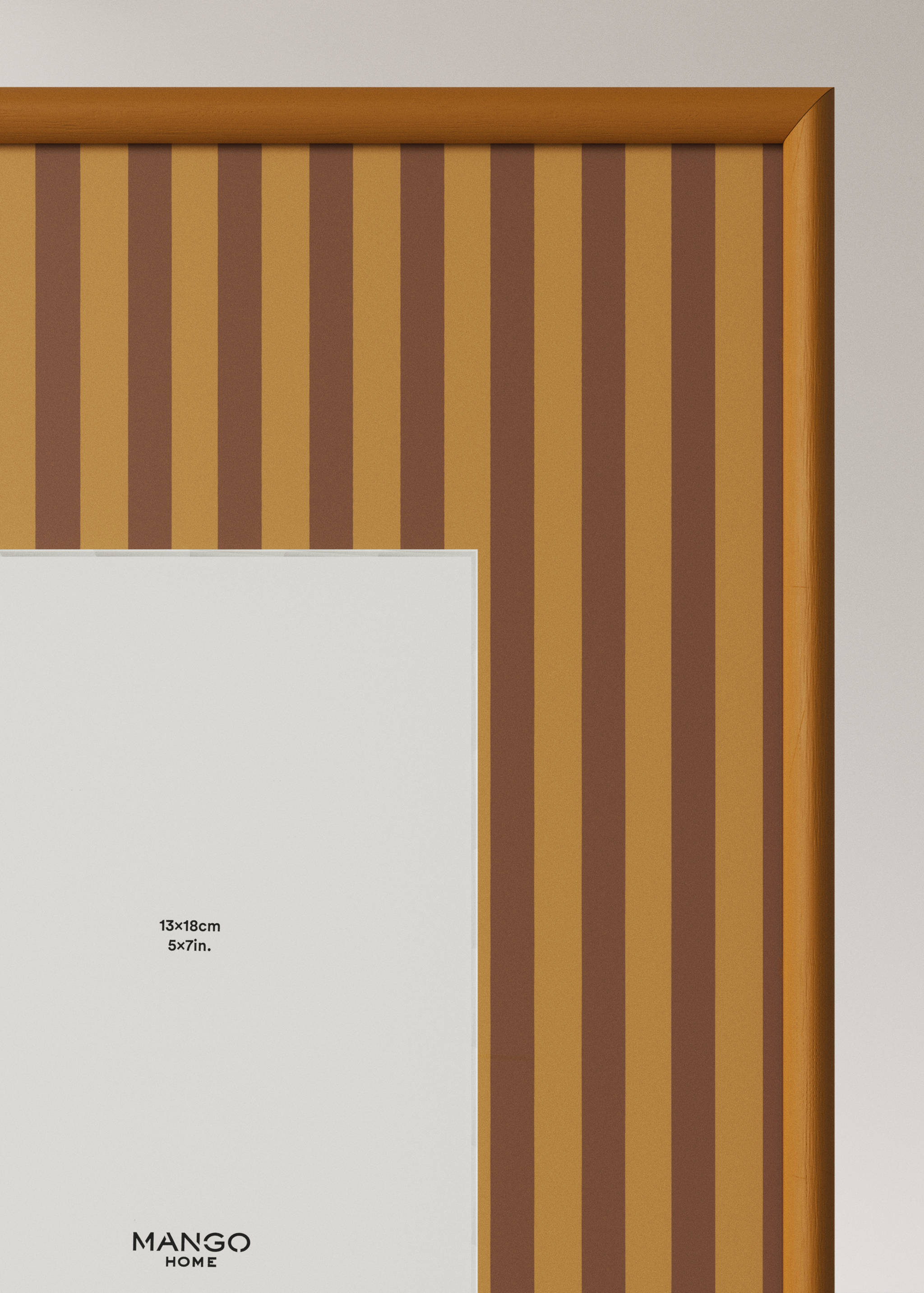 Medium-sized wooden frame with a striped design - Details of the article 1