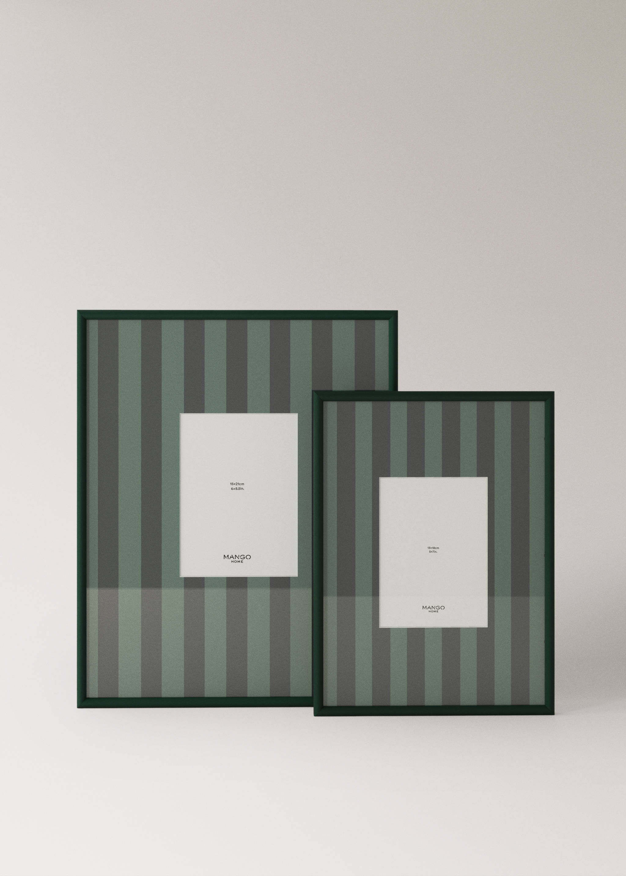 Medium-sized wooden frame with a striped design - Details of the article 3