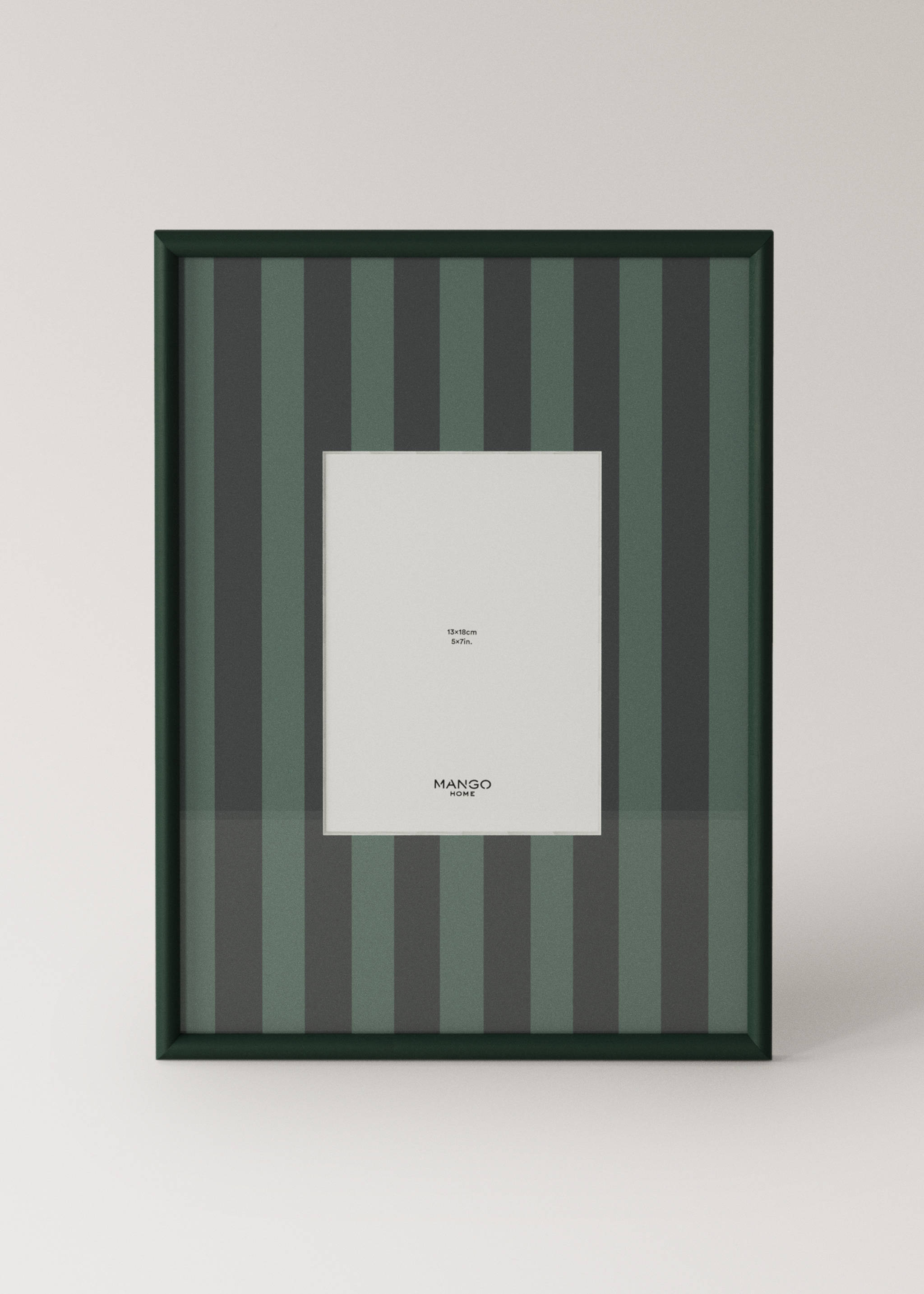 Medium-sized wooden frame with a striped design - Article without model