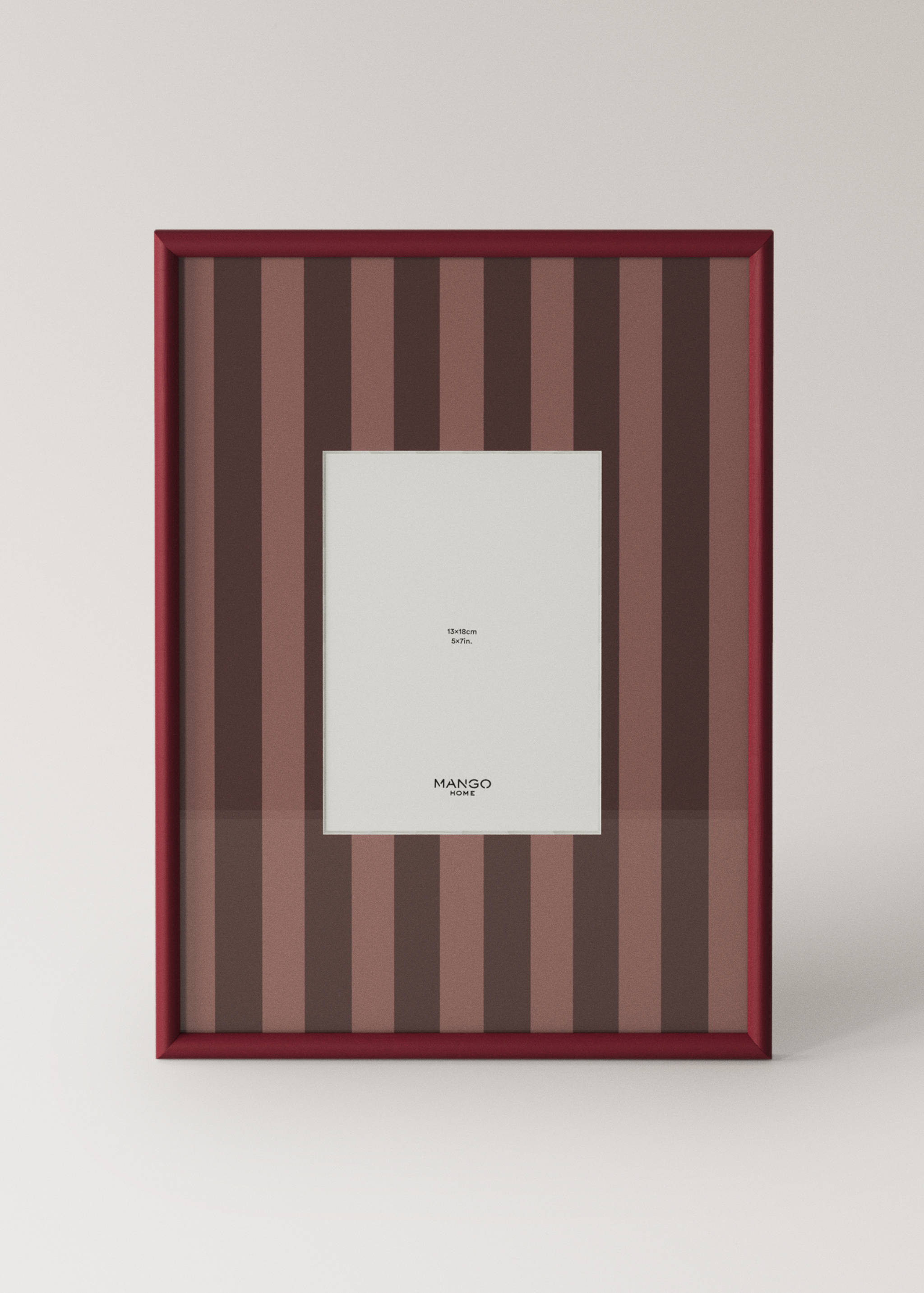 Medium-sized wooden frame with a striped design - Article without model