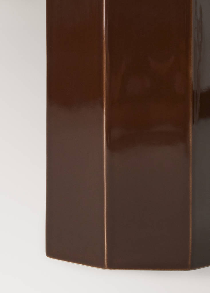 Hexagonal ceramic decorative candle — Chocolate