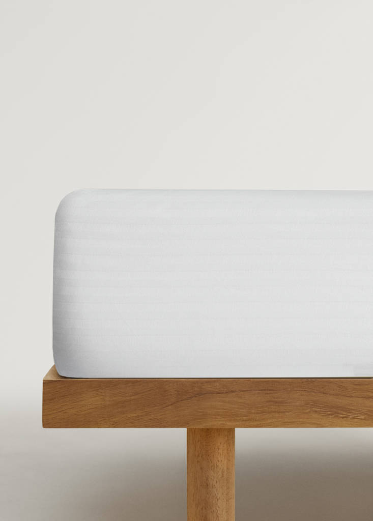 Matratzenschoner aus Baumwollsatin mit Streifenmuster, 150 cm Bett — Weiß