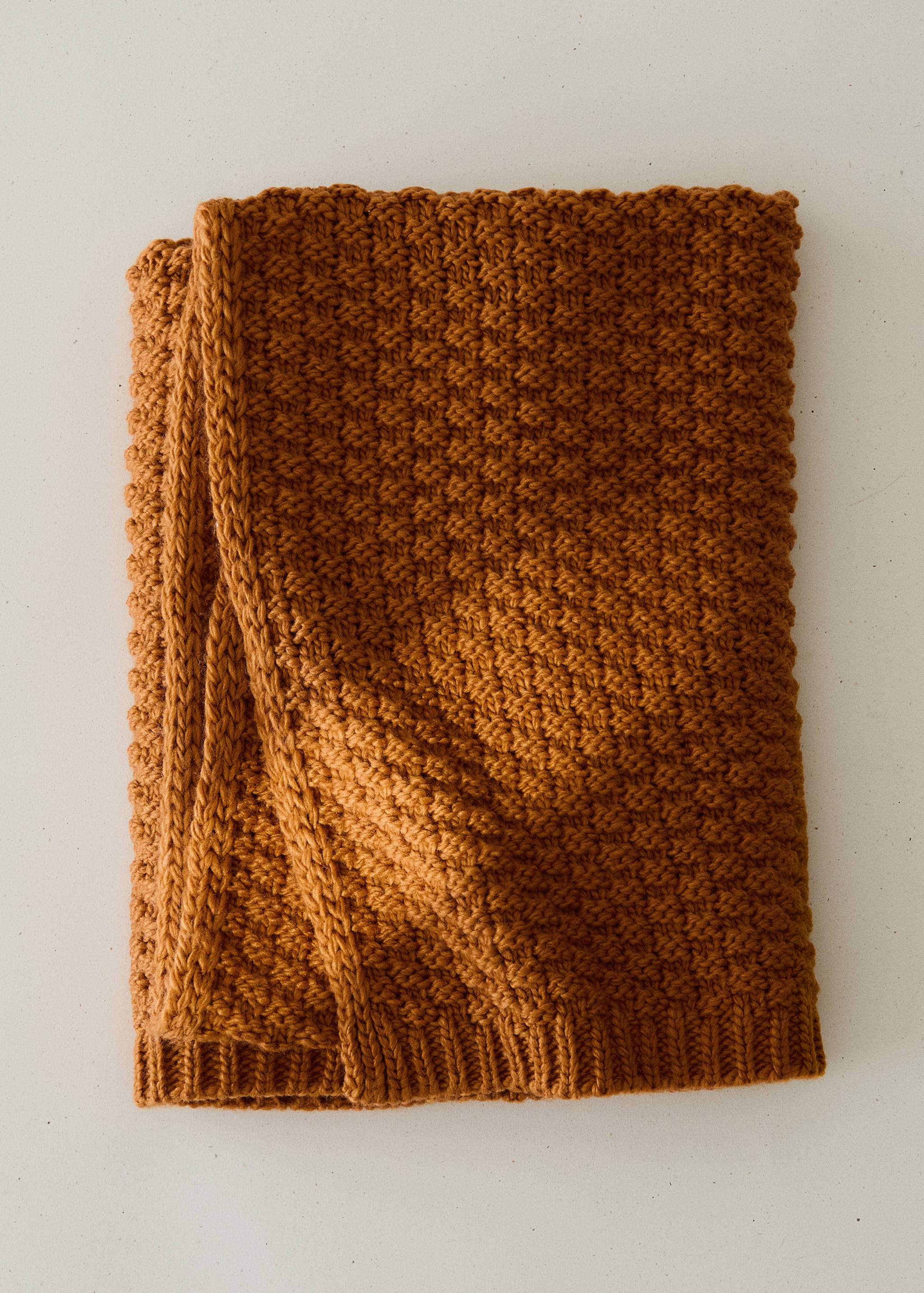 Crochet-textured throw blanket - General plane