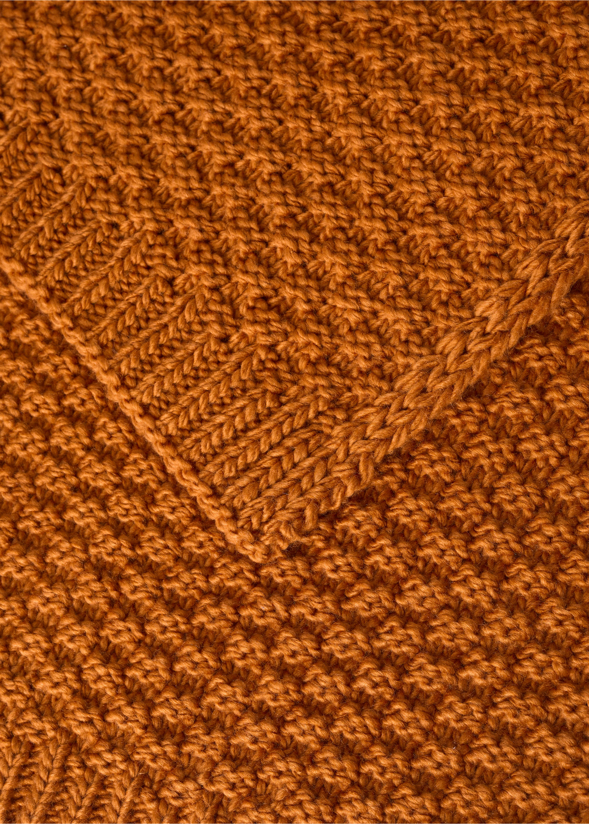 Crochet-textured throw blanket - Details of the article 1, Caramel. Ref: 37061539-00.