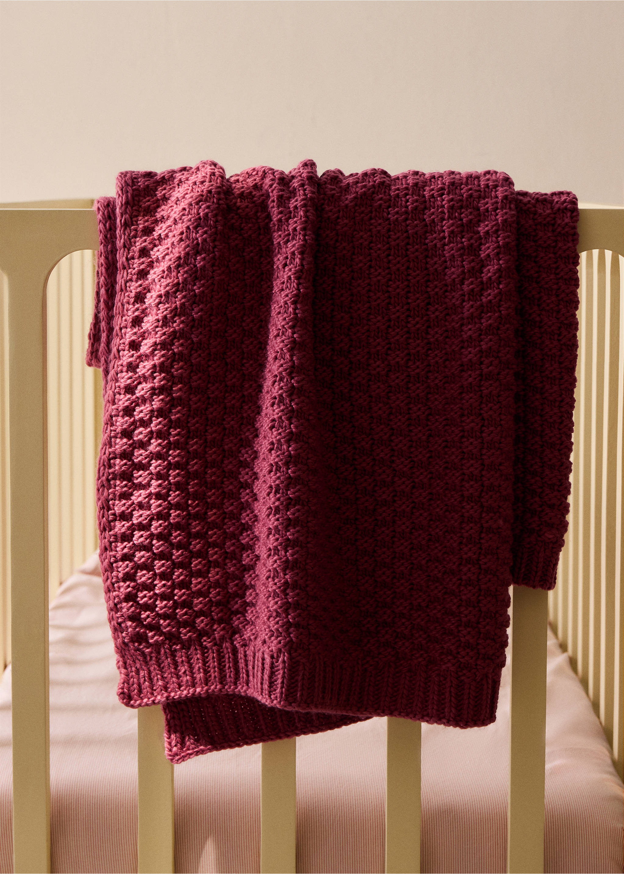 Crochet-textured throw blanket - General plane, Coral Red. Ref: 37061539-00.