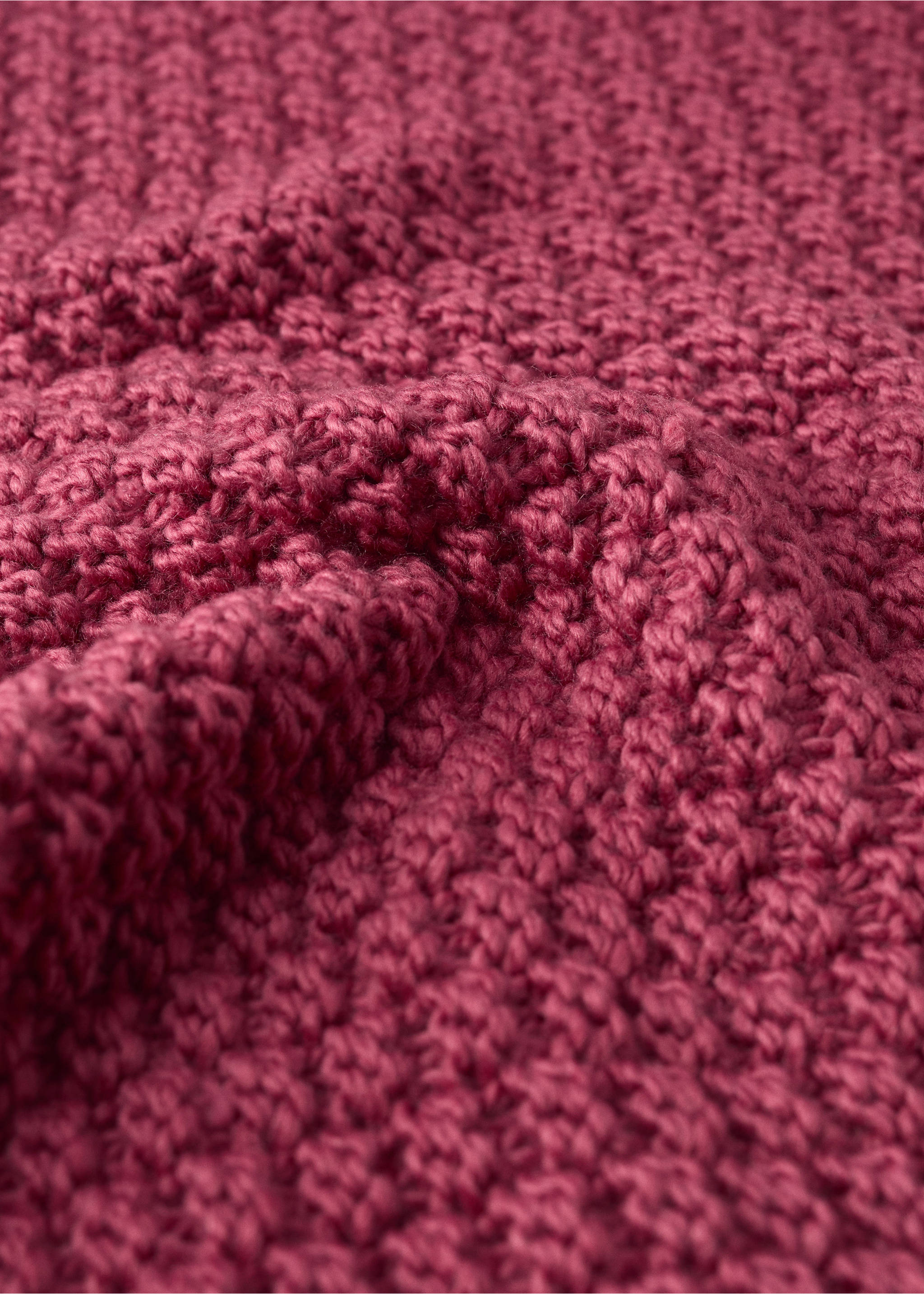 Crochet-textured throw blanket - Details of the article 2, Coral Red. Ref: 37061539-00.