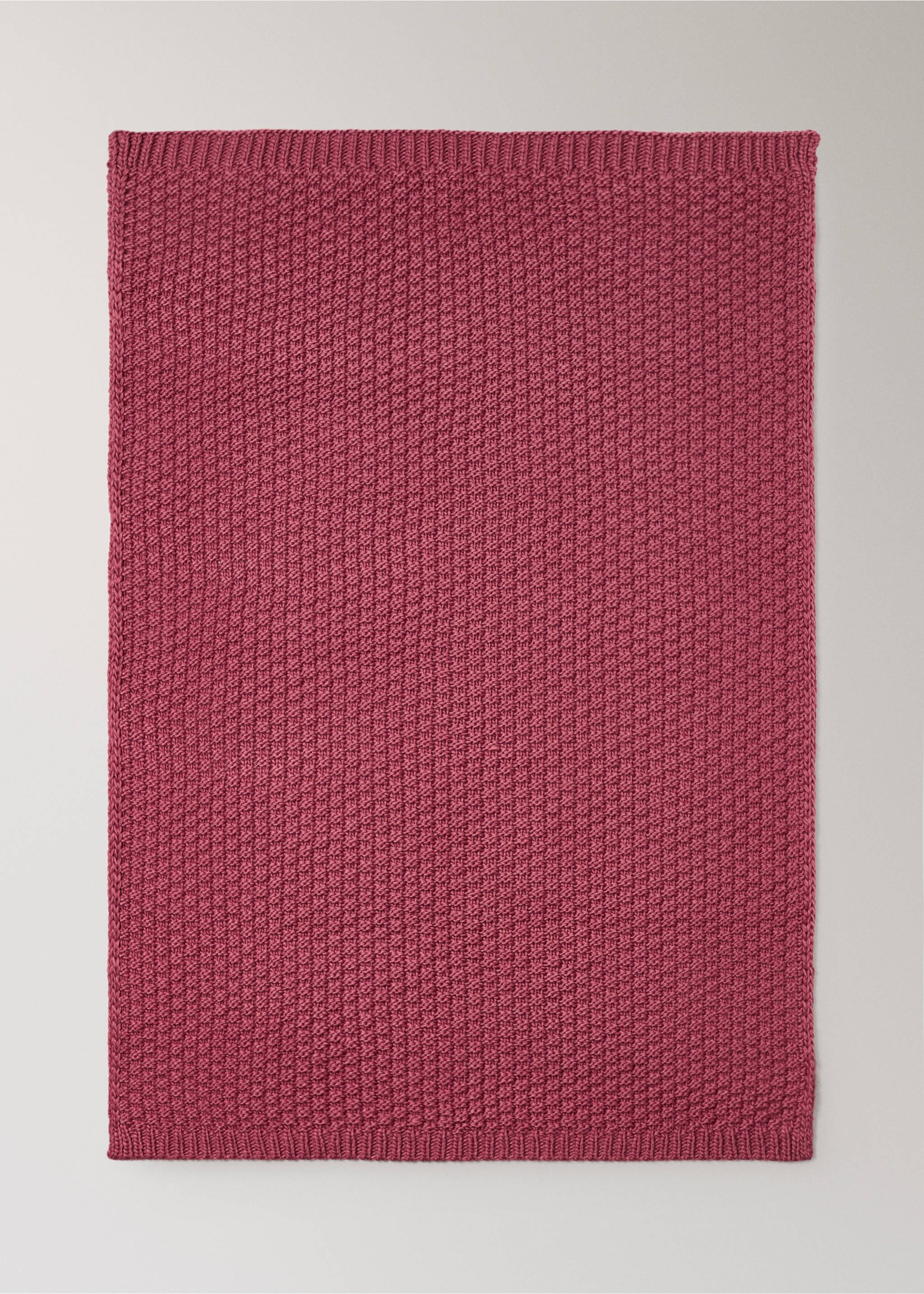 Crochet-textured throw blanket - Details of the article 3, Coral Red. Ref: 37061539-00.