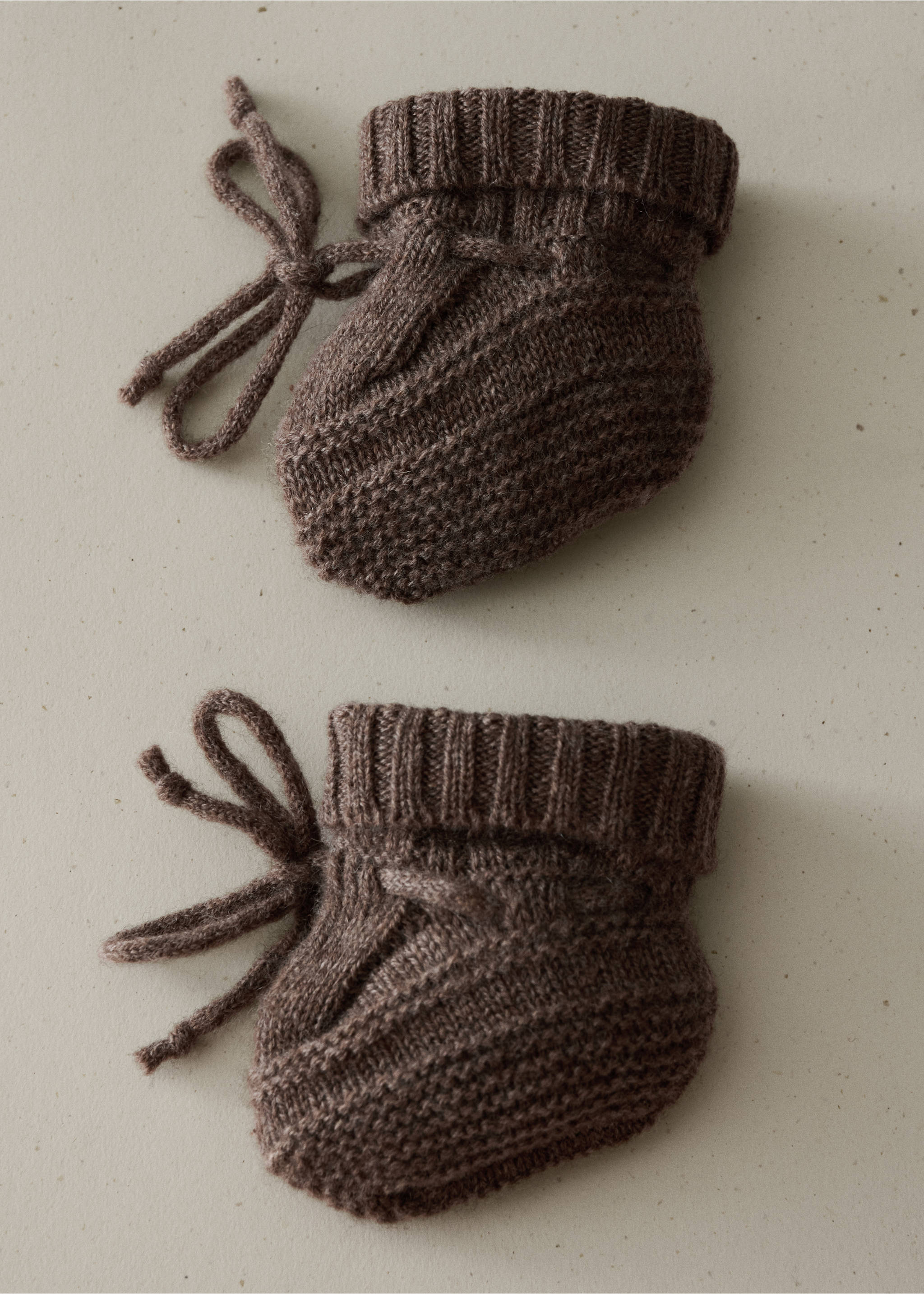 Brown knit baby socks with ribbed cuffs and side tie strings., Medium Brown. Ref: 37061547-00.