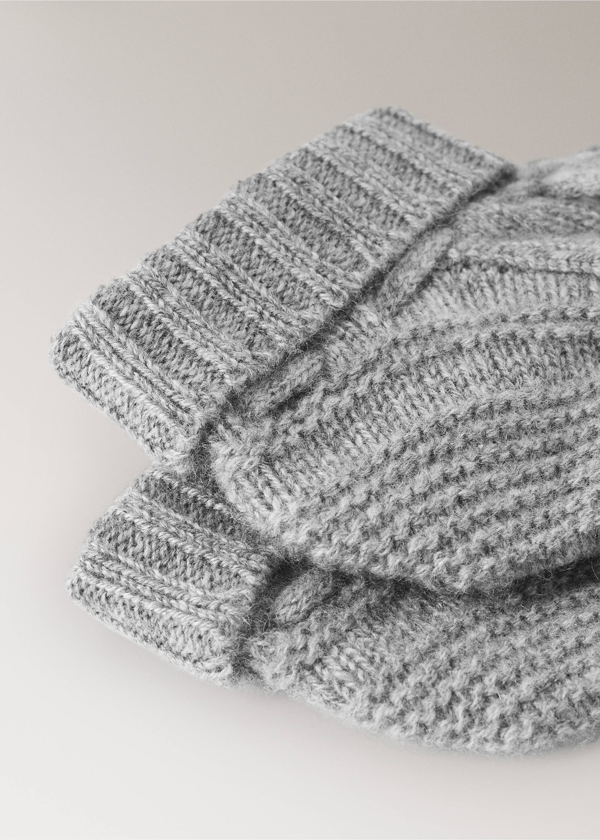 Grey cable-knit socks detail., Grey. Ref: 37061547-00.