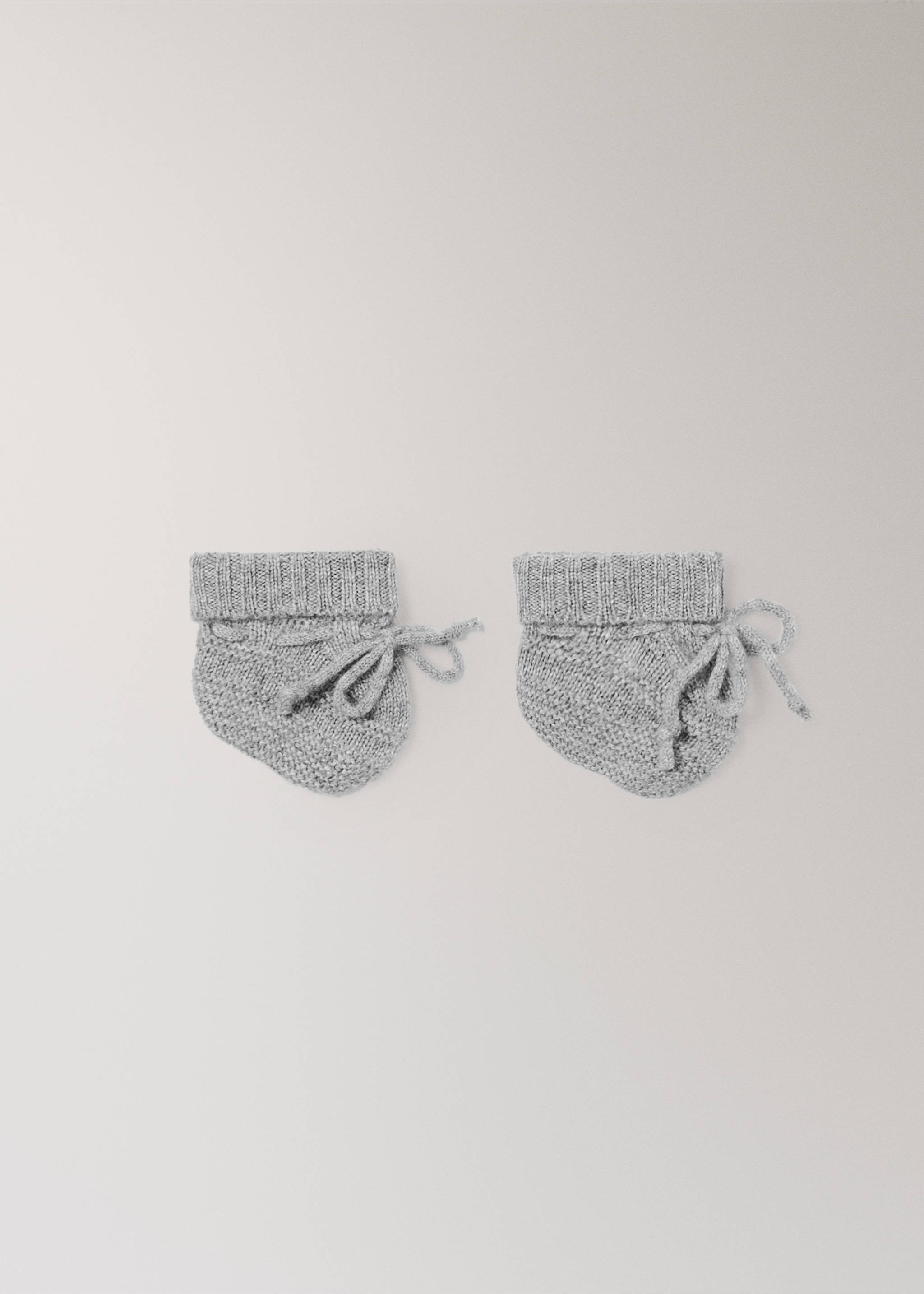 Grey knit baby socks with folded cuffs and side ties., Grey. Ref: 37061547-00.