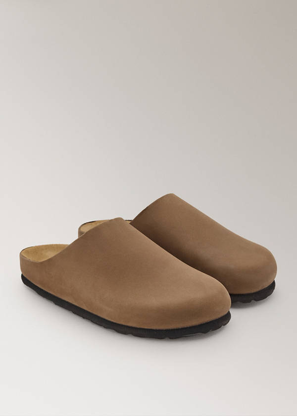 Minimalist leather clogs — Brown
