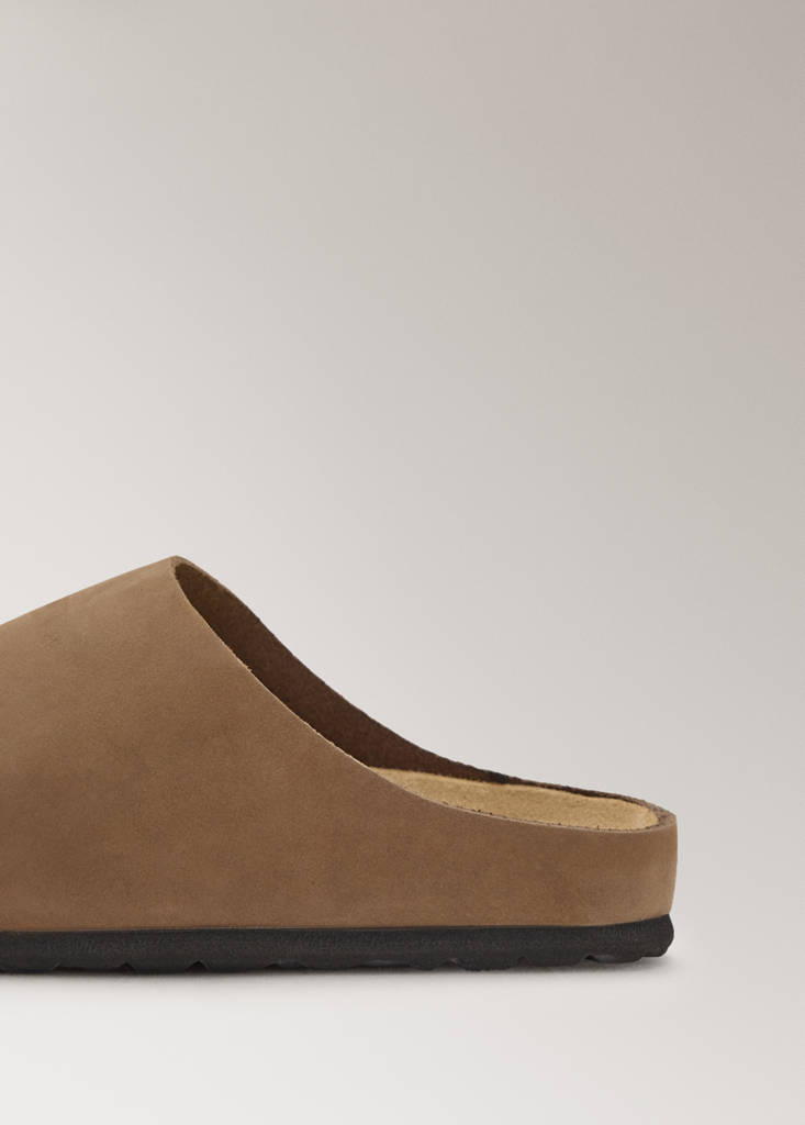 Minimalist leather clogs — Brown