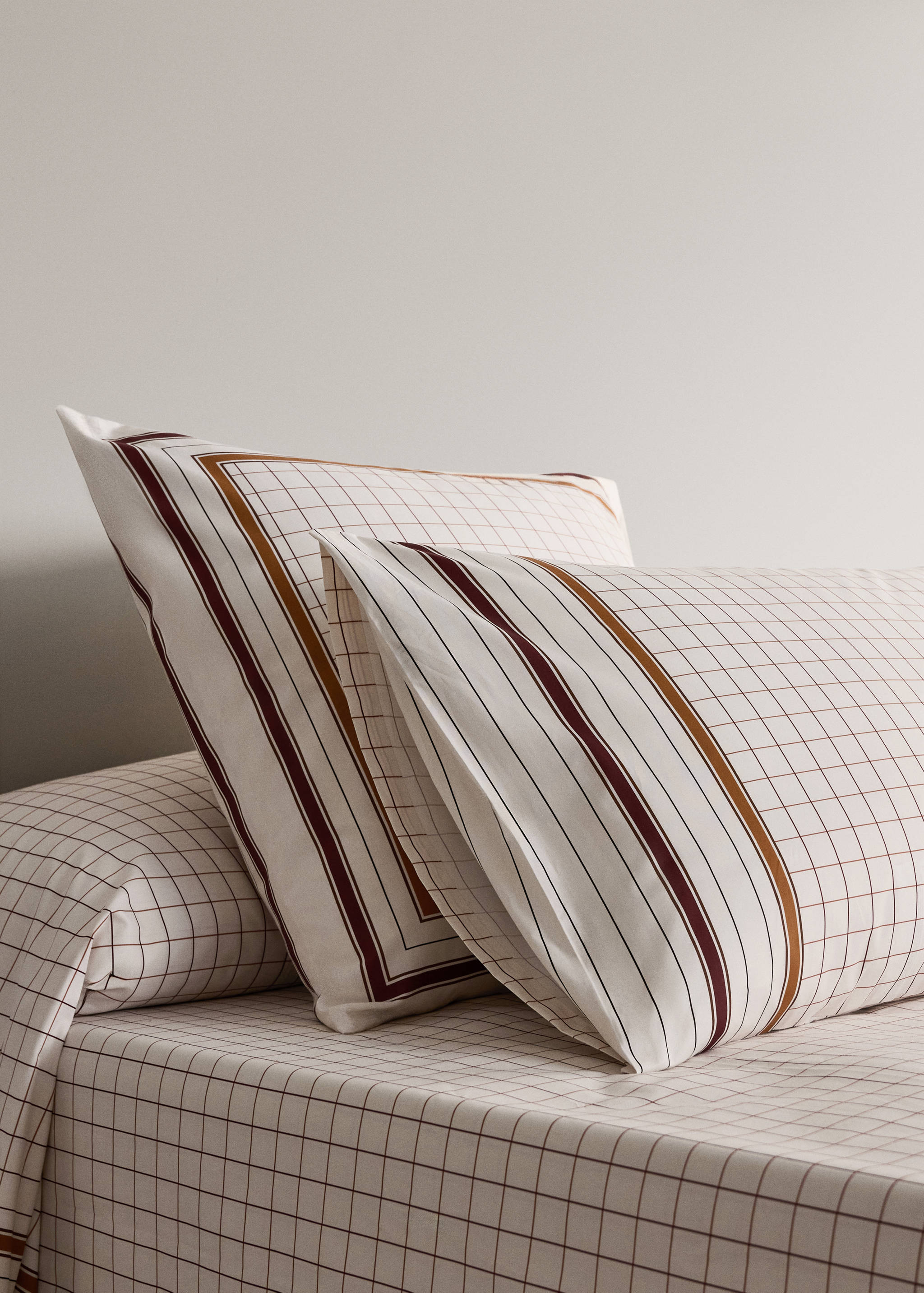 Two 200 thread count cotton pillowcases checked 50 x 75 cm - General plane