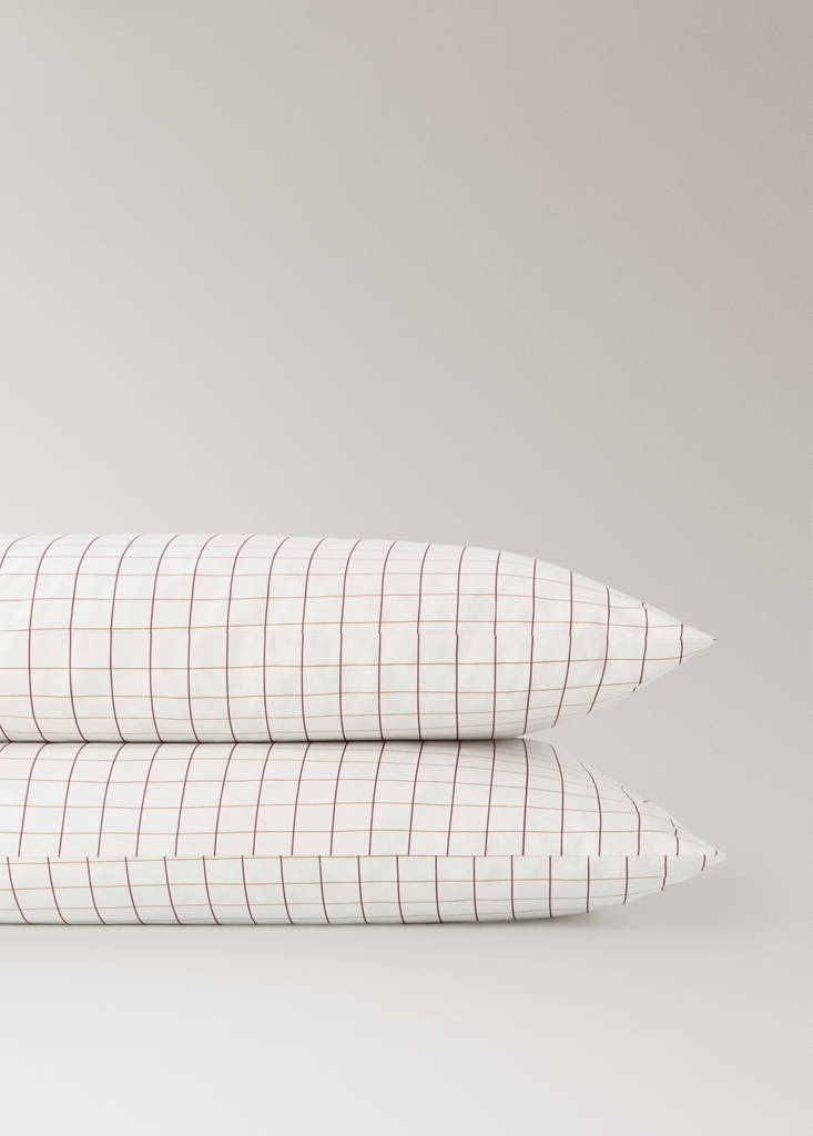 Two 200 thread count cotton pillowcases checked 50 x 75 cm — Cognac
