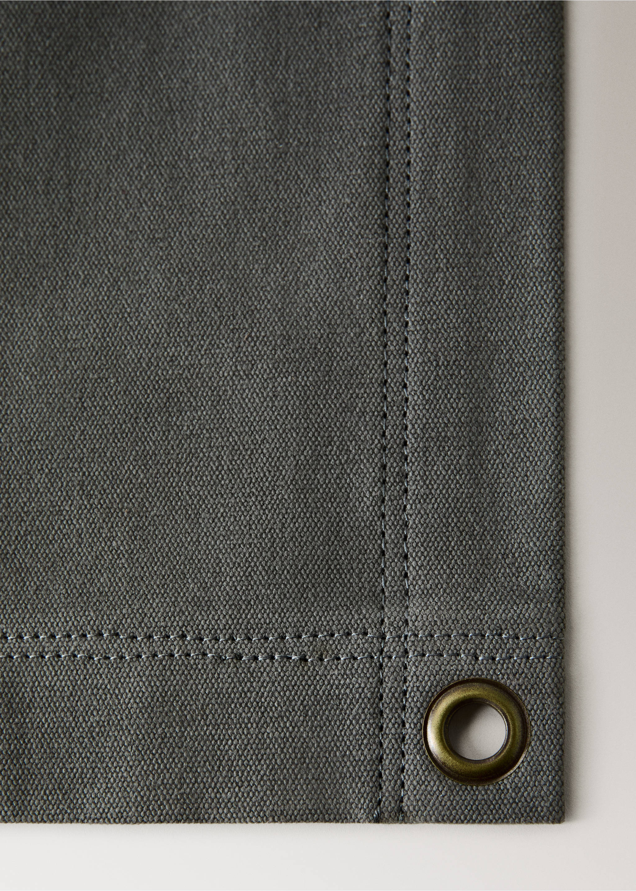 Detalle de individual trenzado en gris oscuro con cenefa pespunteada y ojal, Verde. Ref: 37062542-00.