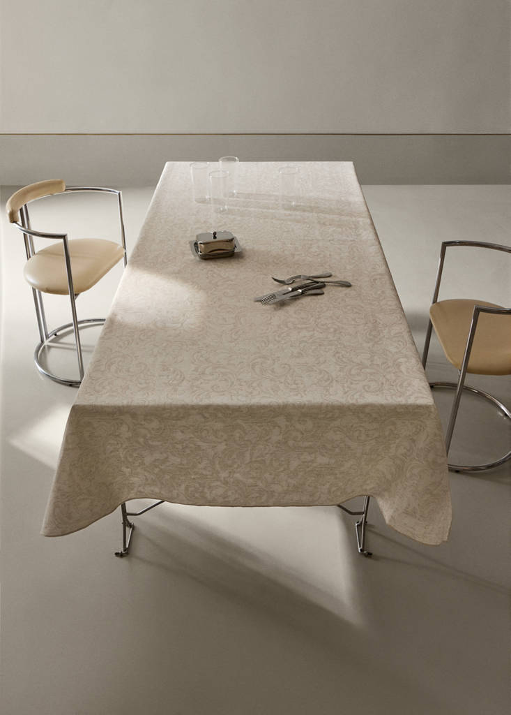 Jacquard resin-coated tablecloth with overlock for 6 to 8 people — Light/Pastel Brown