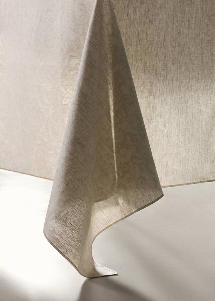 Jacquard resin-coated tablecloth with overlock for 6 to 8 people — Light/Pastel Brown