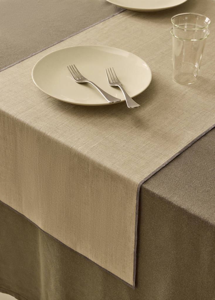 Resin-coated linen table runner with overlock stitching — Light/Pastel Brown
