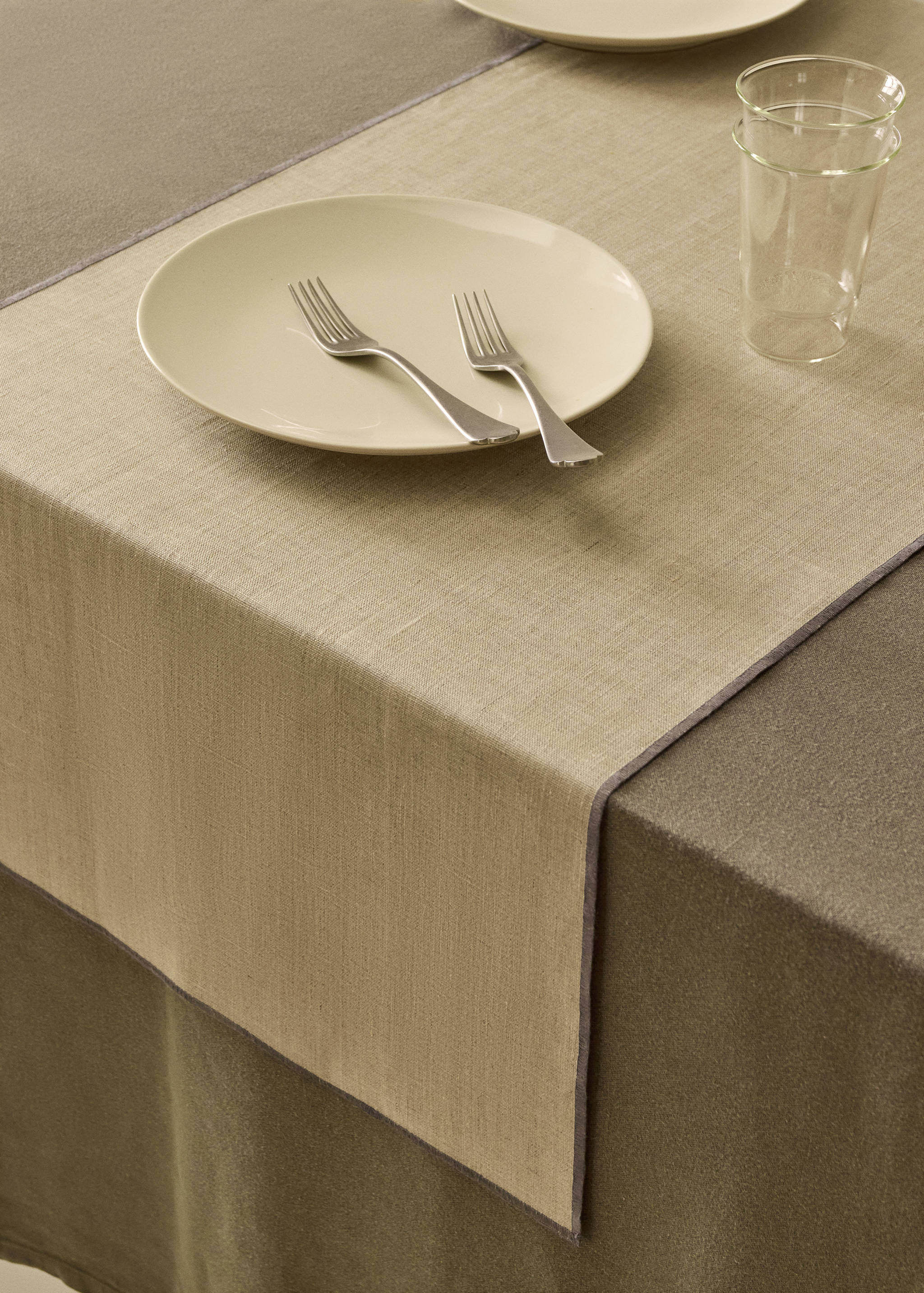 Resin-coated linen table runner with overlock stitching - General plane
