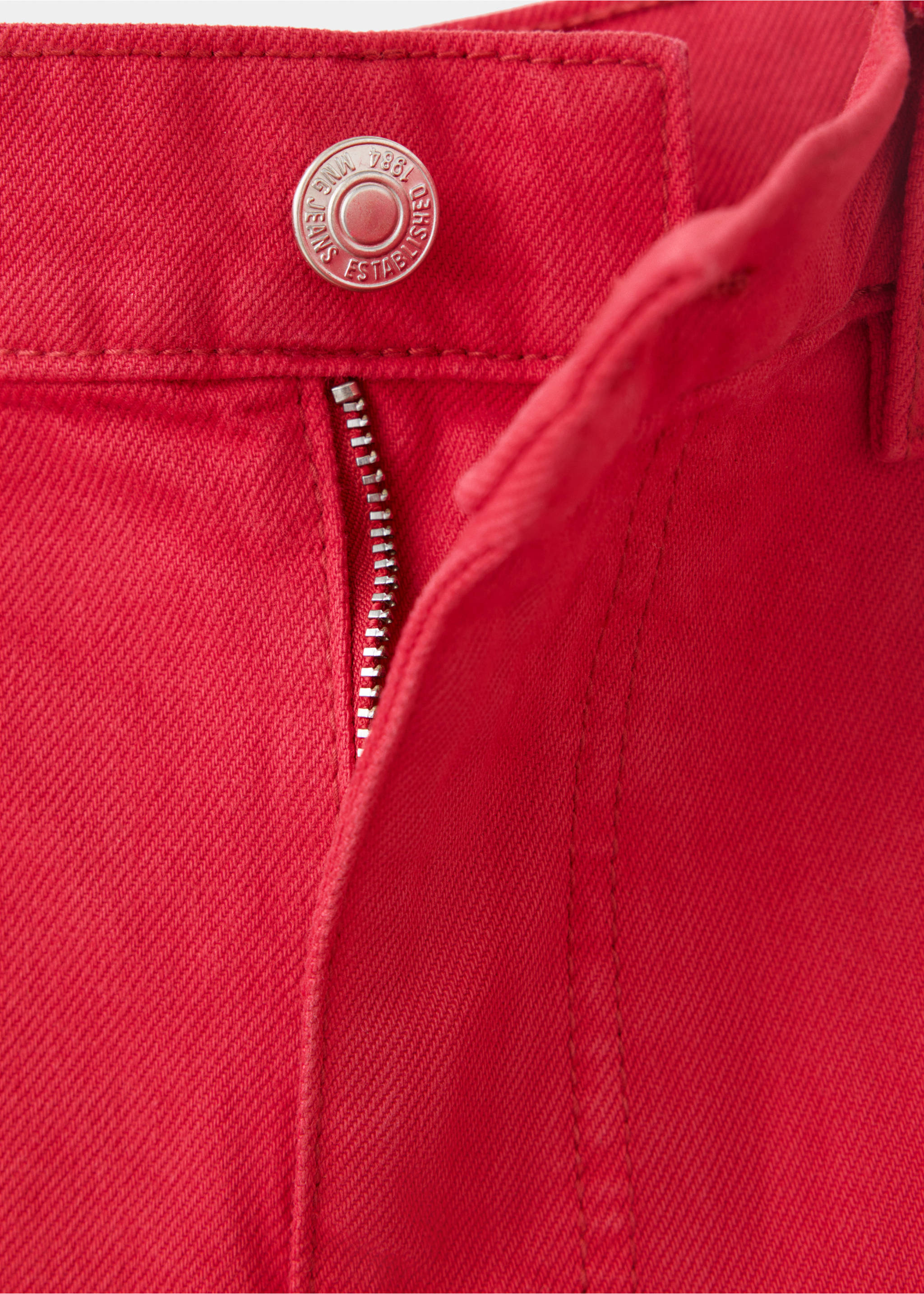 High-rise denim shorts - Details of the article 8, Red. Ref: 37062554-00.