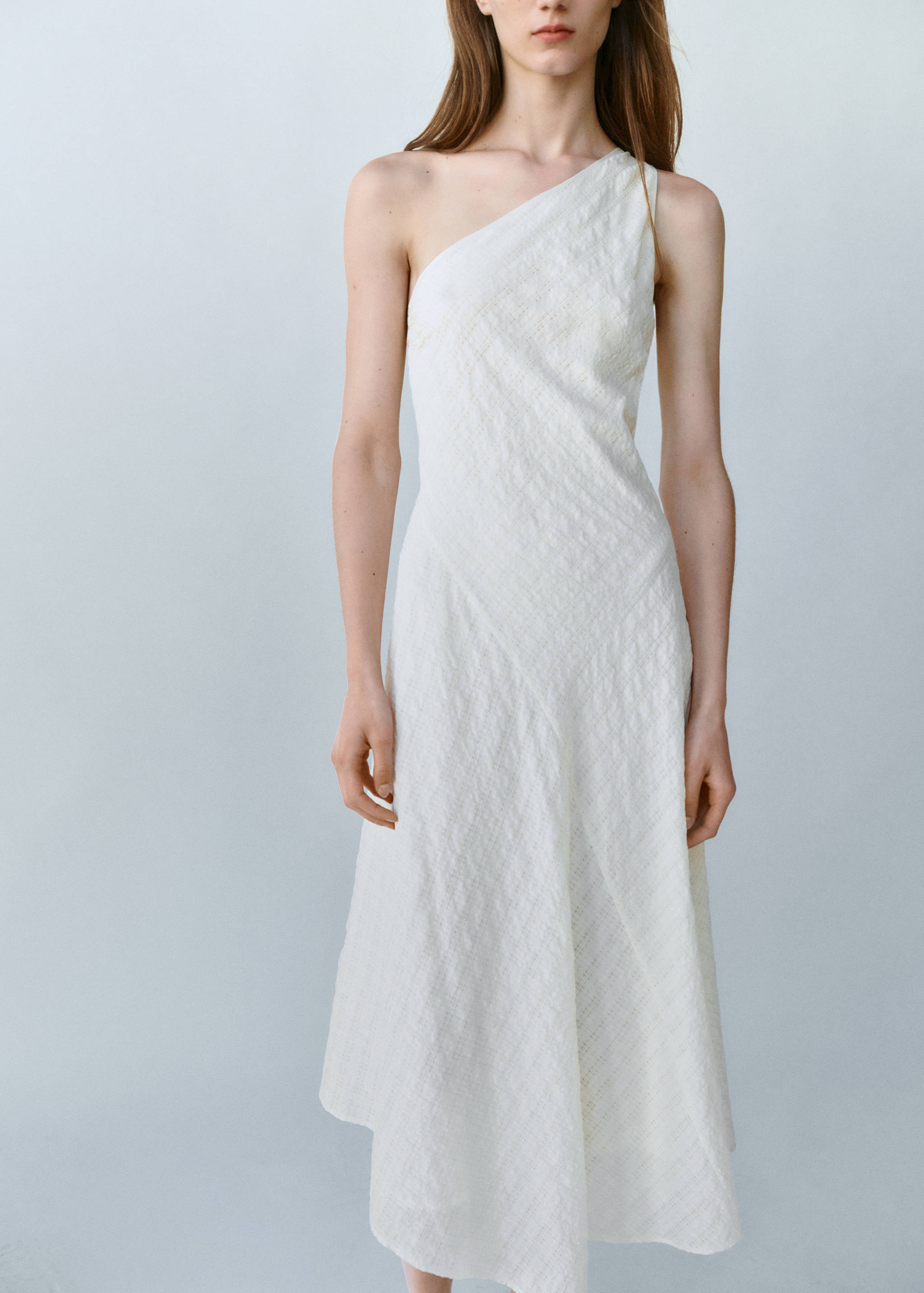Robe asymétrique évasée - Plan moyen