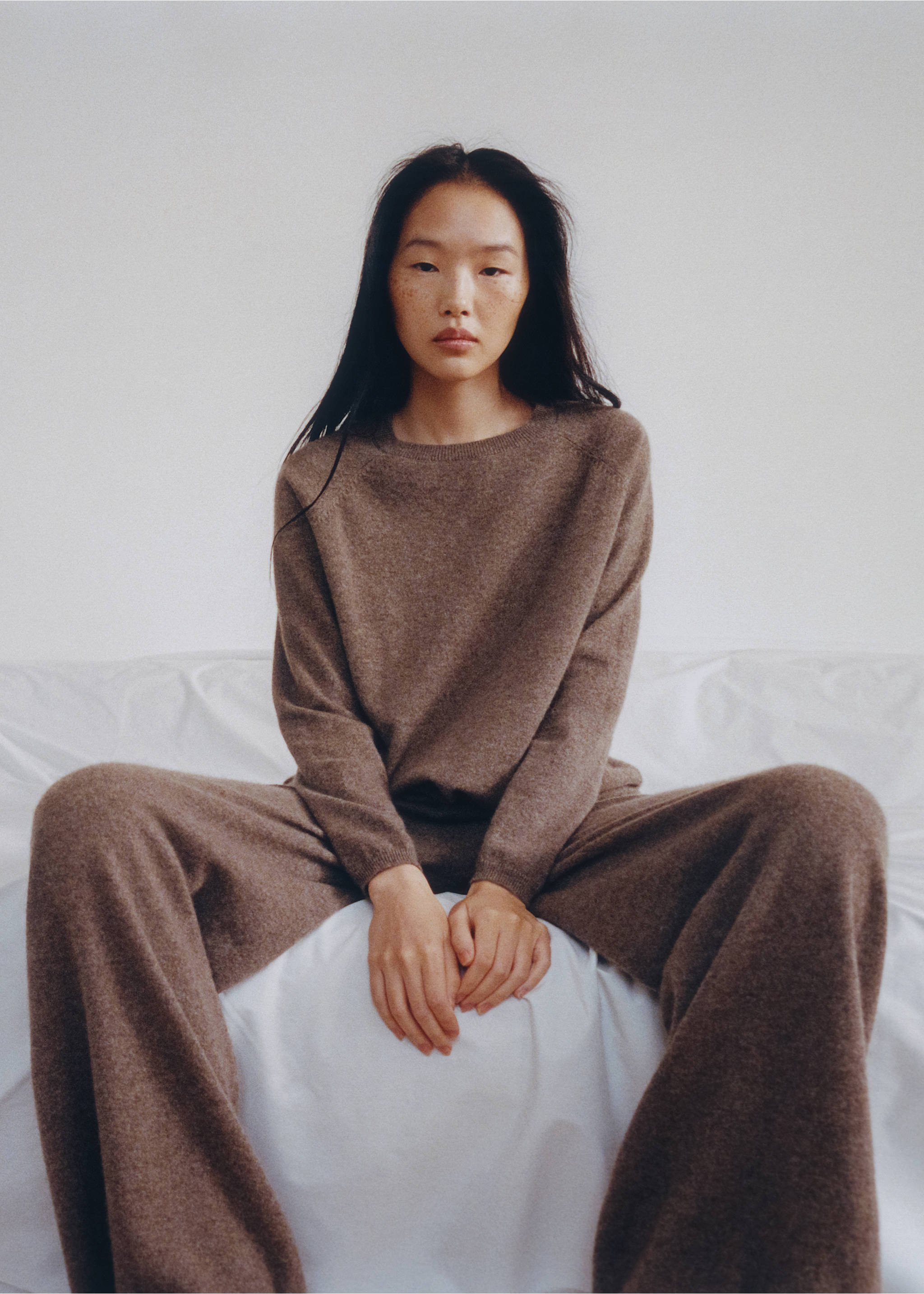 100% cashmere sweater - Details of the article 5, Medium Brown. Ref: 37062900-00.