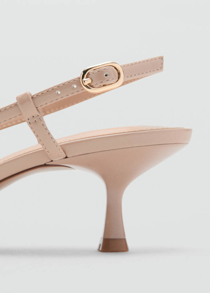Patent leather pointed toe court shoe — Nude