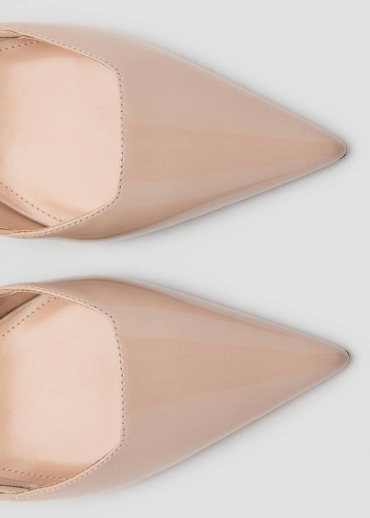 Patent leather pointed toe court shoe — Nude