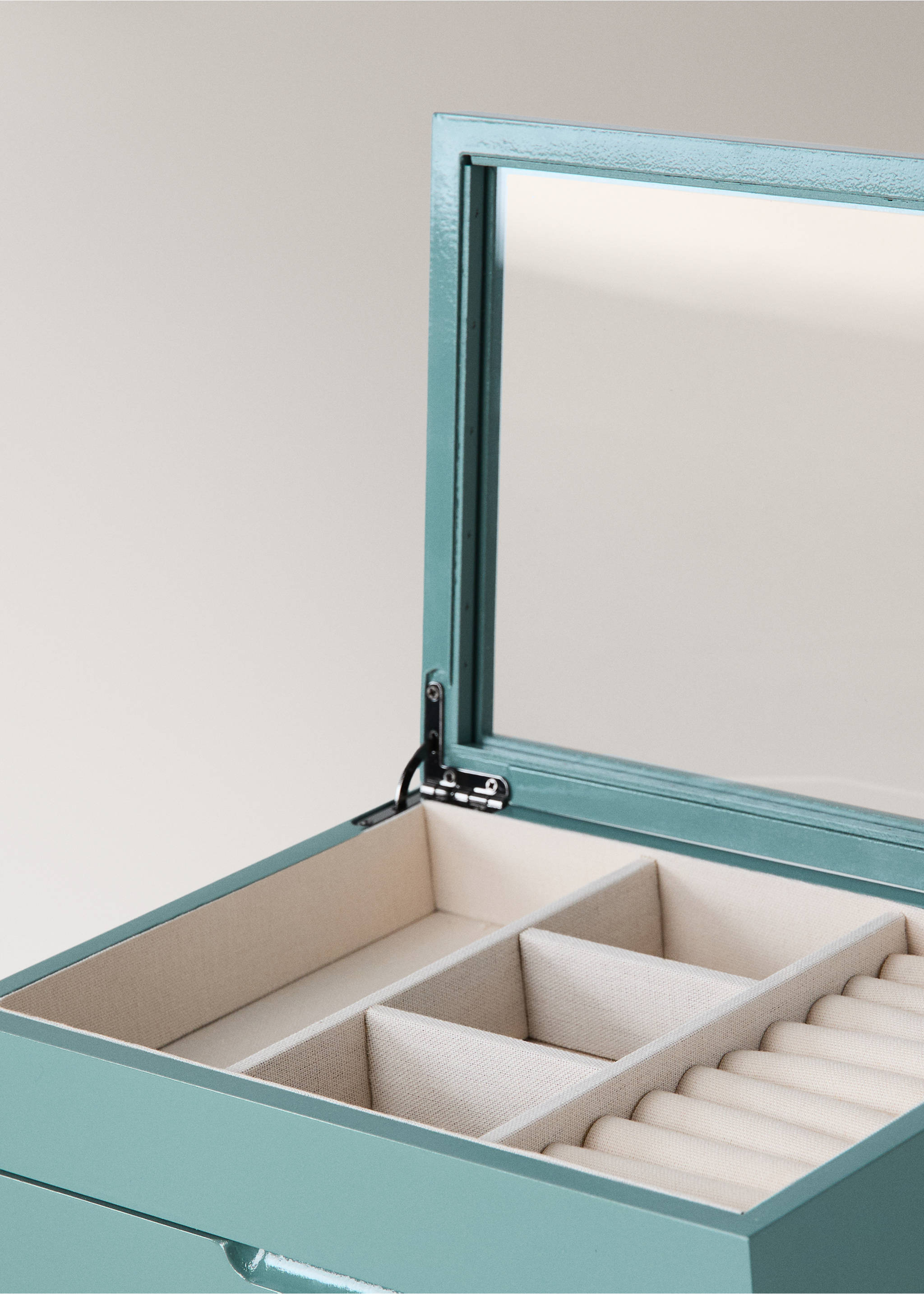 Medium wooden jewelry box - Details of the article 2, Emerald Green. Ref: 37062904-00.
