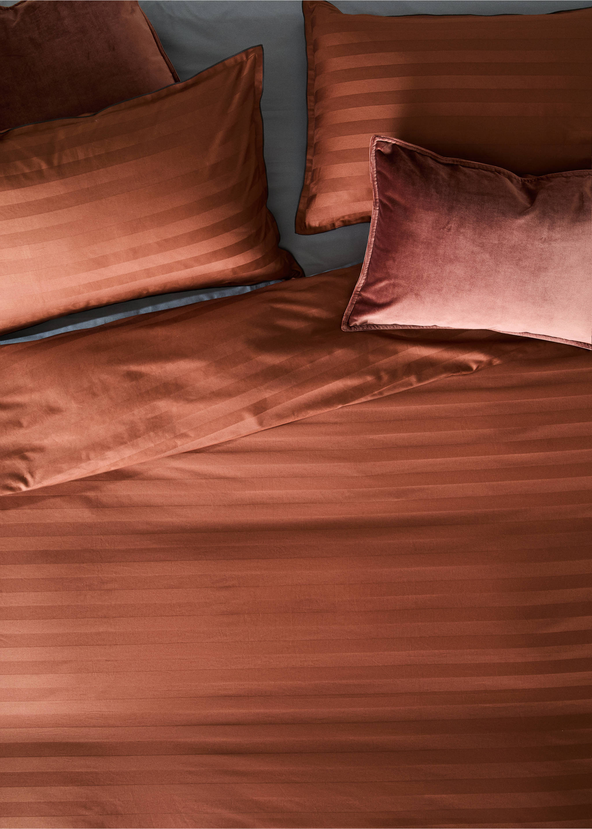 300 thread count satin striped duvet cover for a 150/160 cm bed - Details of the article 7, Cognac. Ref: 37062905-00.
