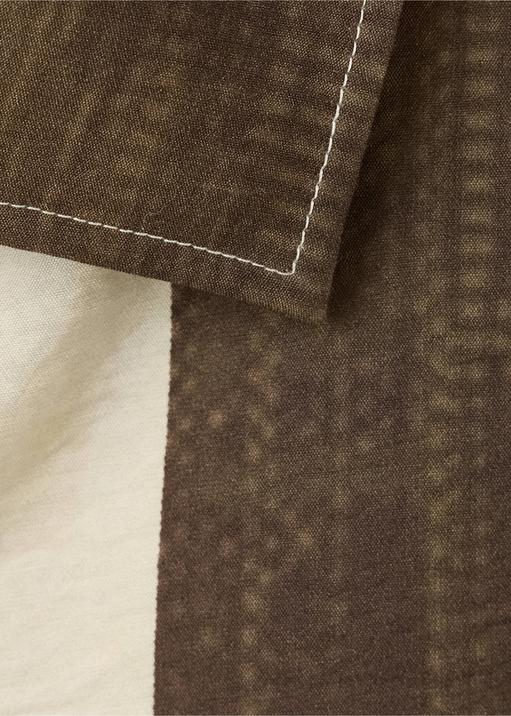 Camisa estampada regular fit - Detalle del artículo 8, Vainilla. Ref: 37062907-00.