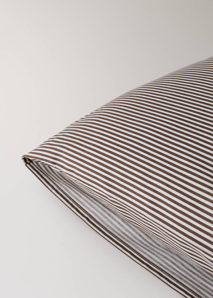 Two striped cotton pillowcases, 200 thread count, 50 x 75 cm — Coffee