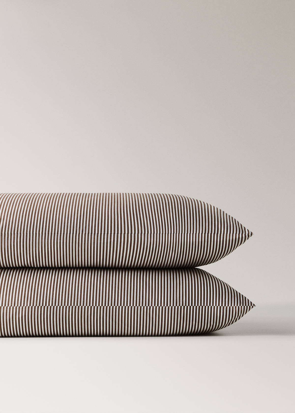 Two striped cotton pillowcases, 200 thread count, 50 x 75 cm — Coffee