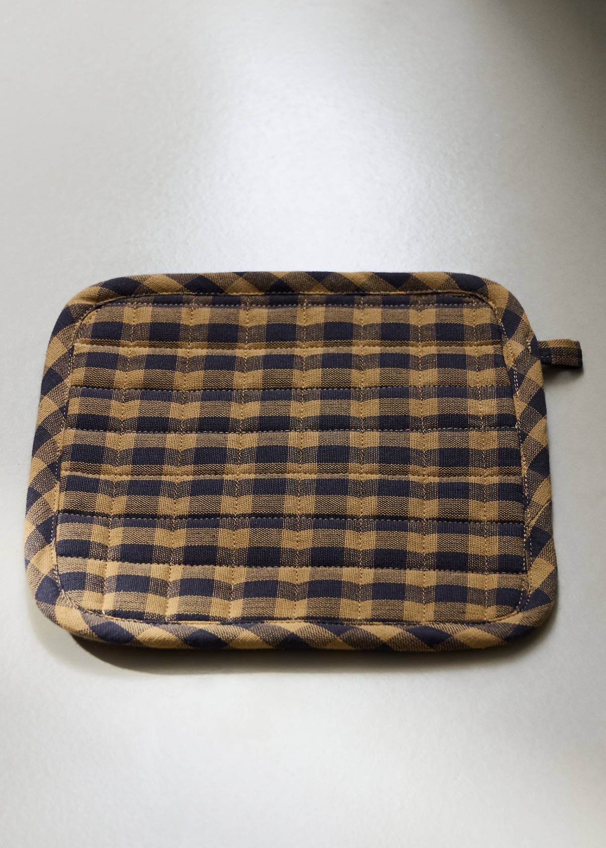 Two-tone checked cotton oven mitt — Mustard