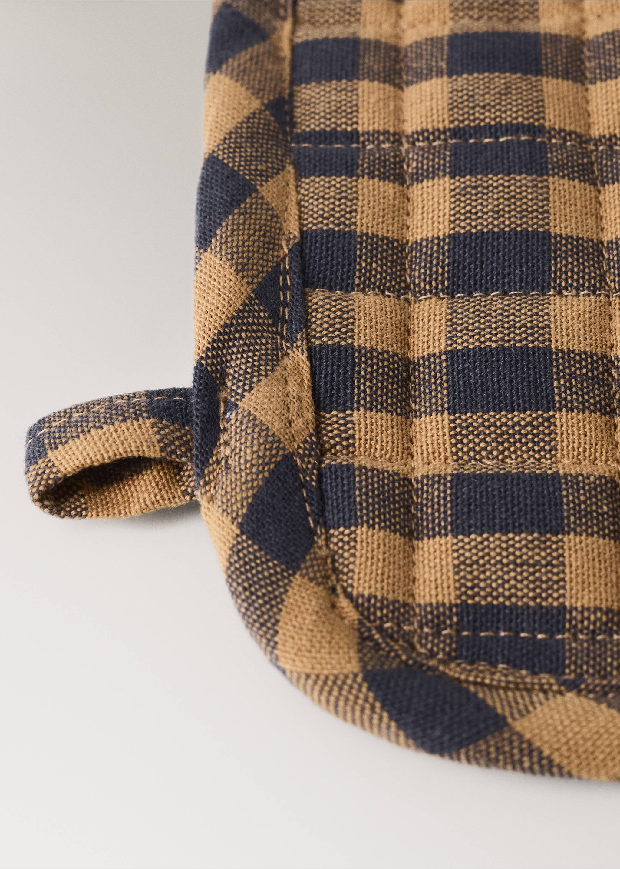 Two-tone checkered cotton pot holder - Details of the article 1, Mustard. Ref: 37062923-00.